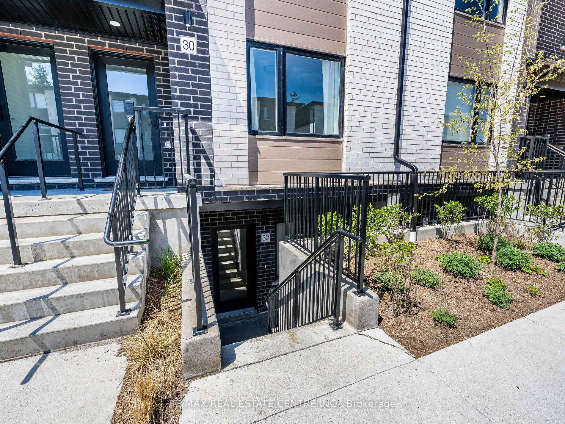 Photo 3 of 32 Lily Lane, Guelph, Clairfields/Hanlon Business Park — HOMEH