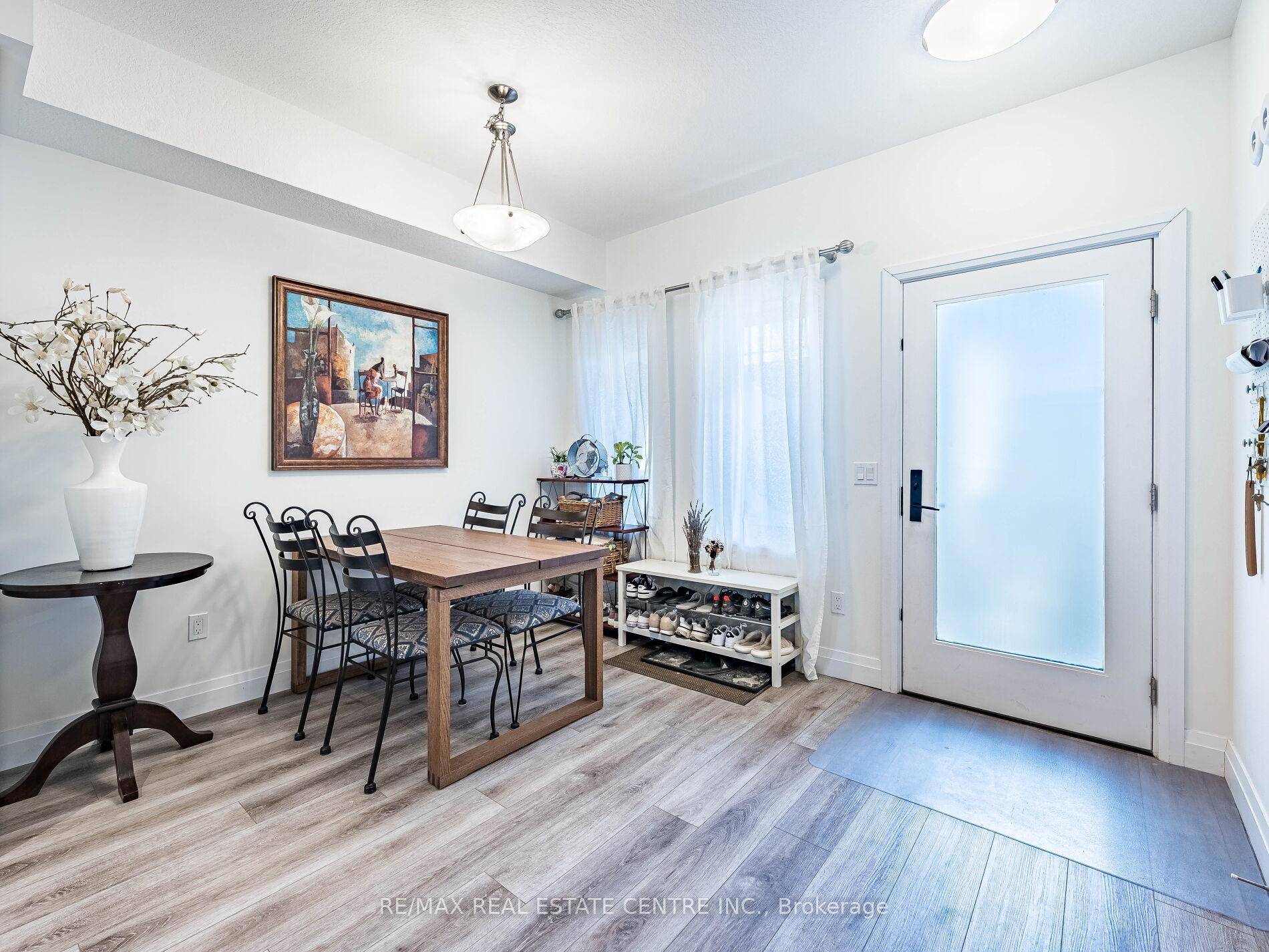 Photo 6 of 32 Lily Lane, Guelph, Clairfields/Hanlon Business Park — HOMEH