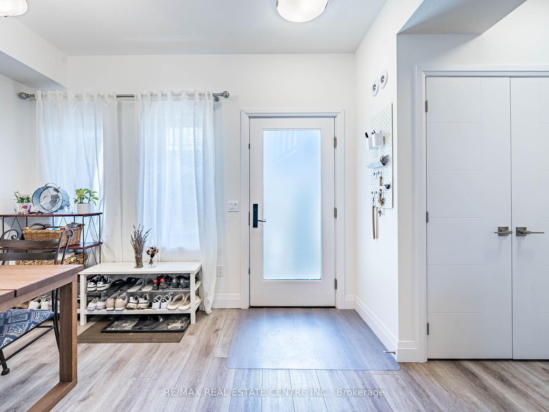 Photo 10 of 32 Lily Lane, Guelph, Clairfields/Hanlon Business Park — HOMEH