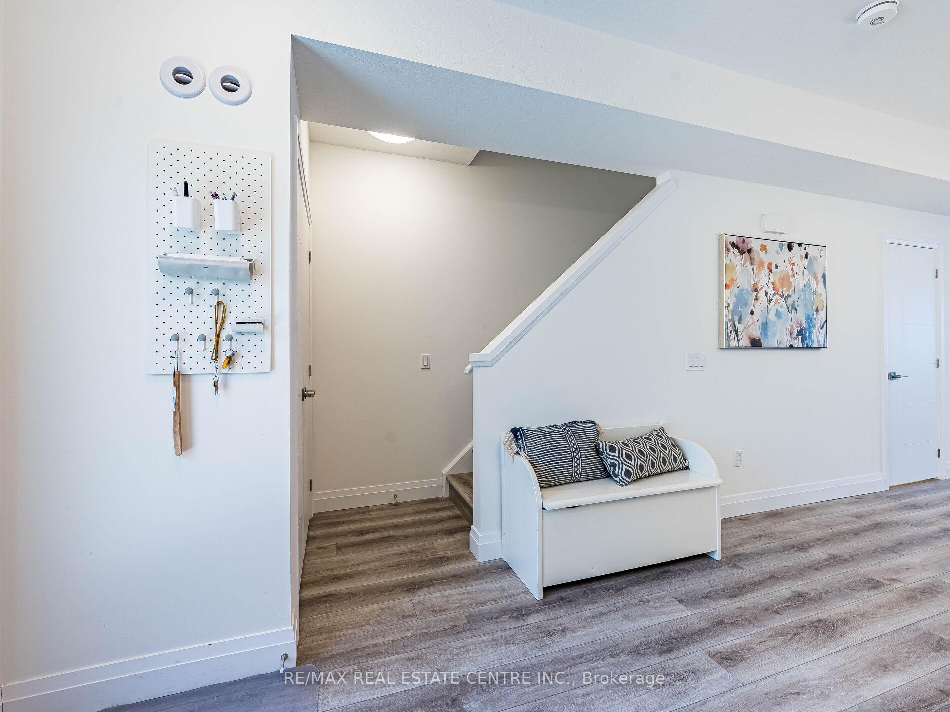 Photo 12 of 32 Lily Lane, Guelph, Clairfields/Hanlon Business Park — HOMEH