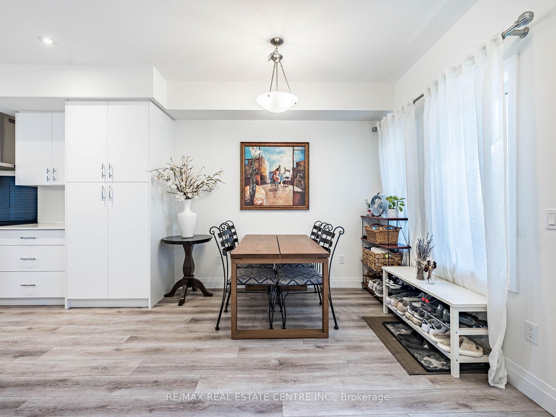 Photo 8 of 32 Lily Lane, Guelph, Clairfields/Hanlon Business Park — HOMEH