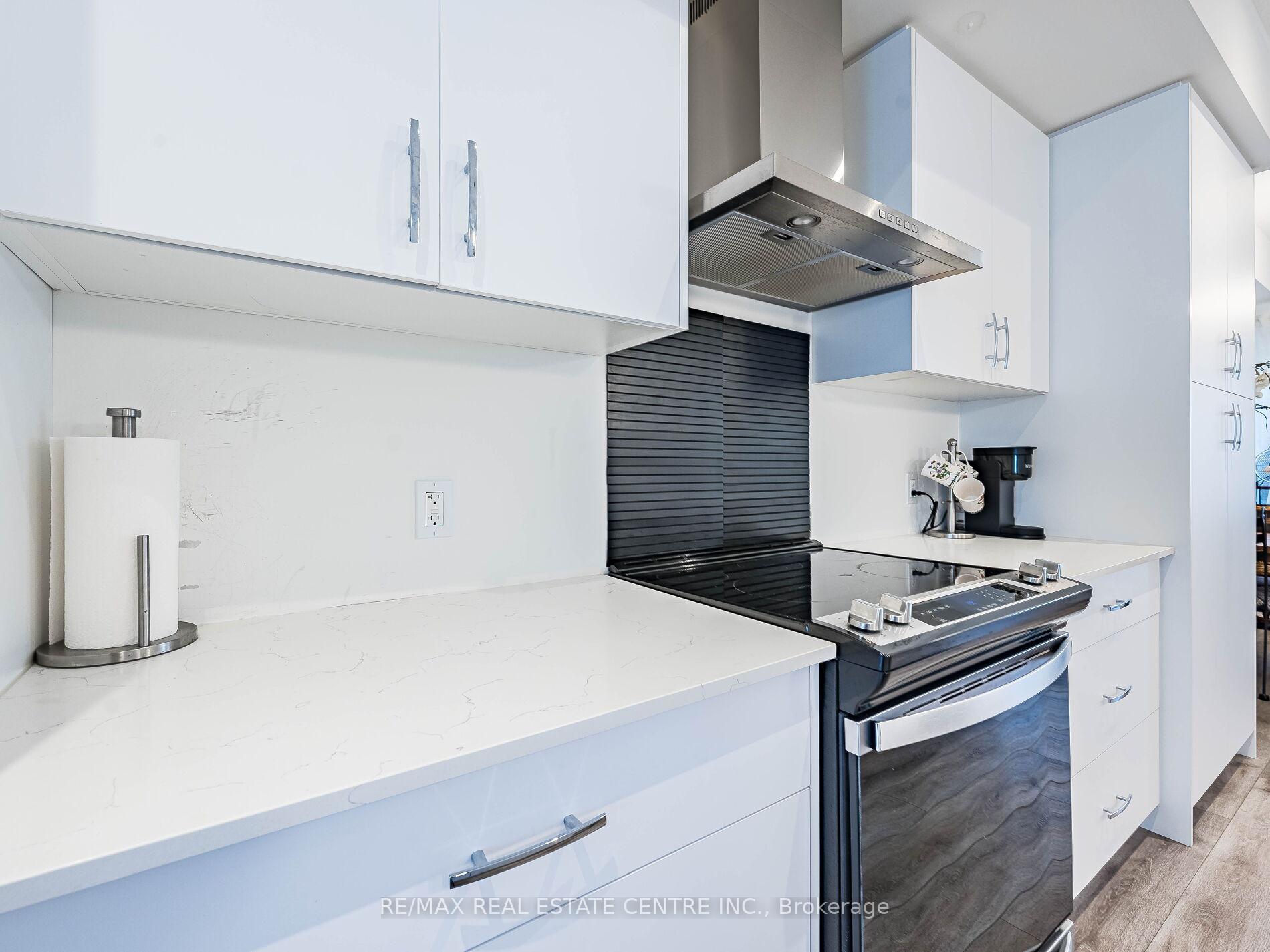 Photo 13 of 32 Lily Lane, Guelph, Clairfields/Hanlon Business Park — HOMEH