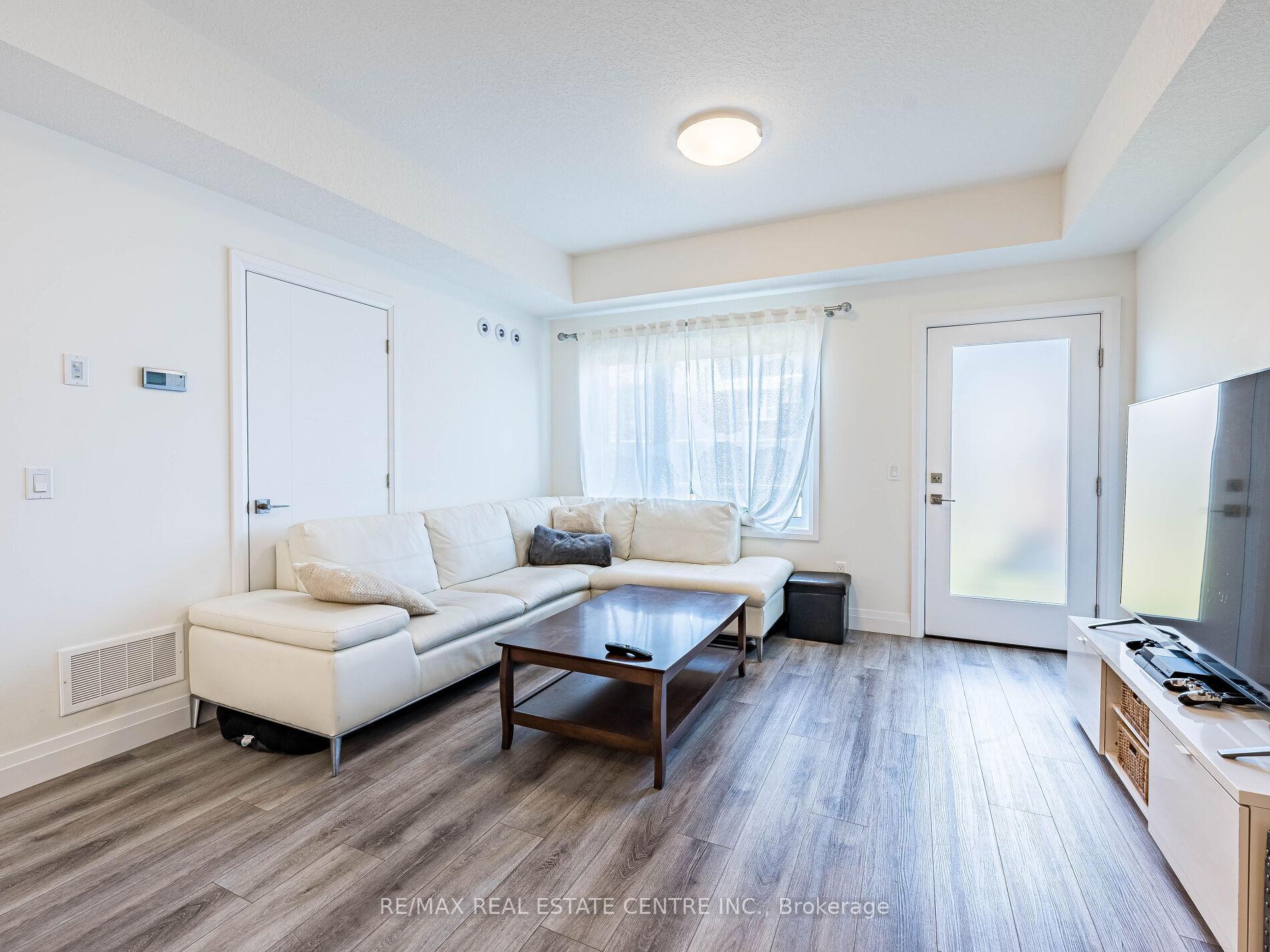 Photo 20 of 32 Lily Lane, Guelph, Clairfields/Hanlon Business Park — HOMEH