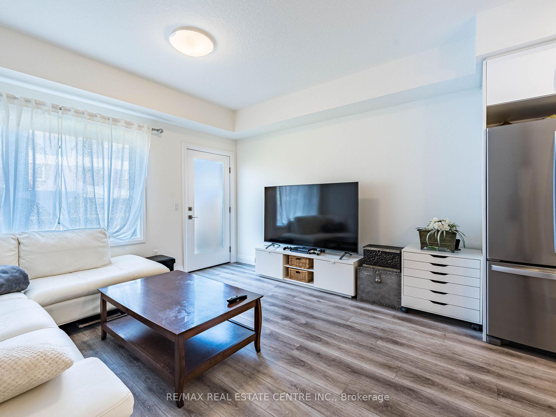 Photo 15 of 32 Lily Lane, Guelph, Clairfields/Hanlon Business Park — HOMEH