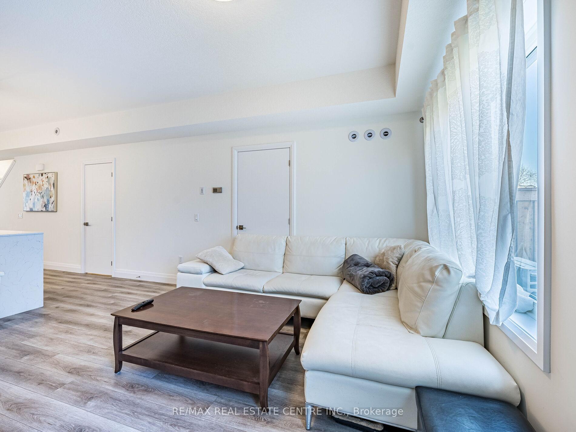 Photo 11 of 32 Lily Lane, Guelph, Clairfields/Hanlon Business Park — HOMEH