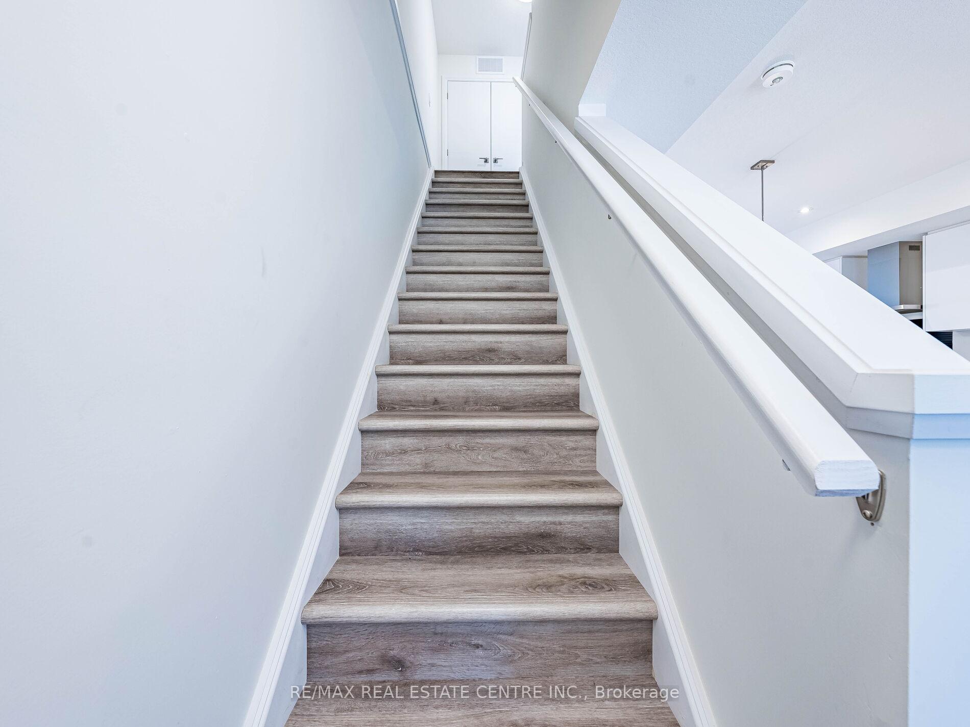 Photo 21 of 32 Lily Lane, Guelph, Clairfields/Hanlon Business Park — HOMEH
