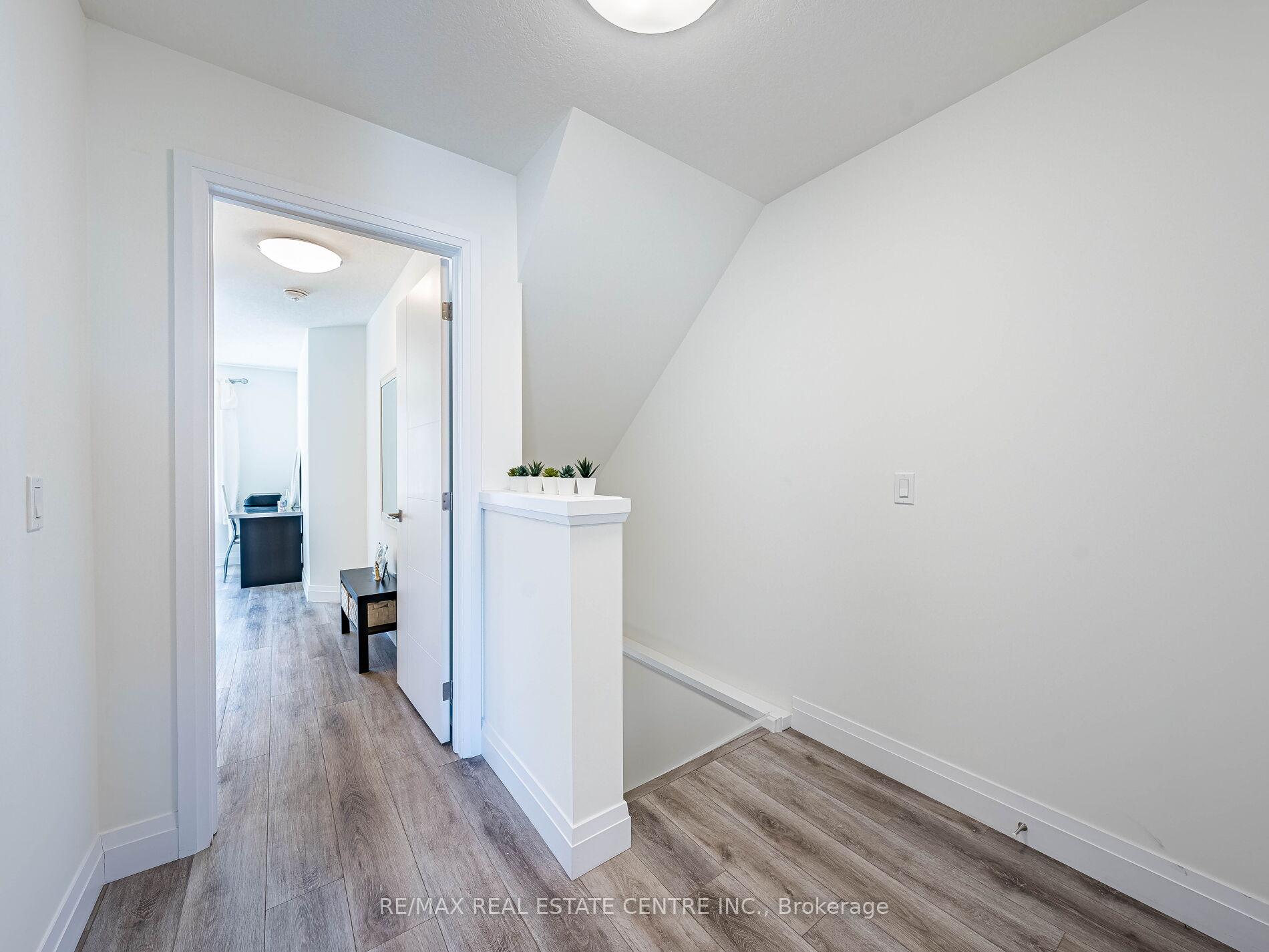 Photo 19 of 32 Lily Lane, Guelph, Clairfields/Hanlon Business Park — HOMEH