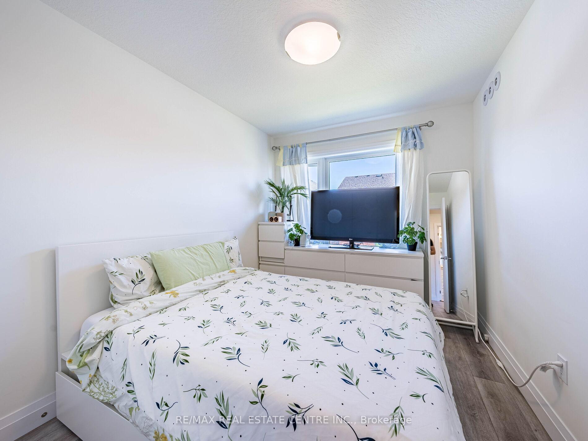 Photo 17 of 32 Lily Lane, Guelph, Clairfields/Hanlon Business Park — HOMEH