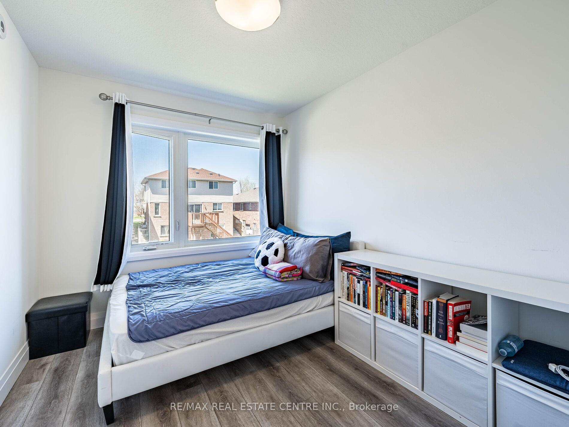 Photo 18 of 32 Lily Lane, Guelph, Clairfields/Hanlon Business Park — HOMEH