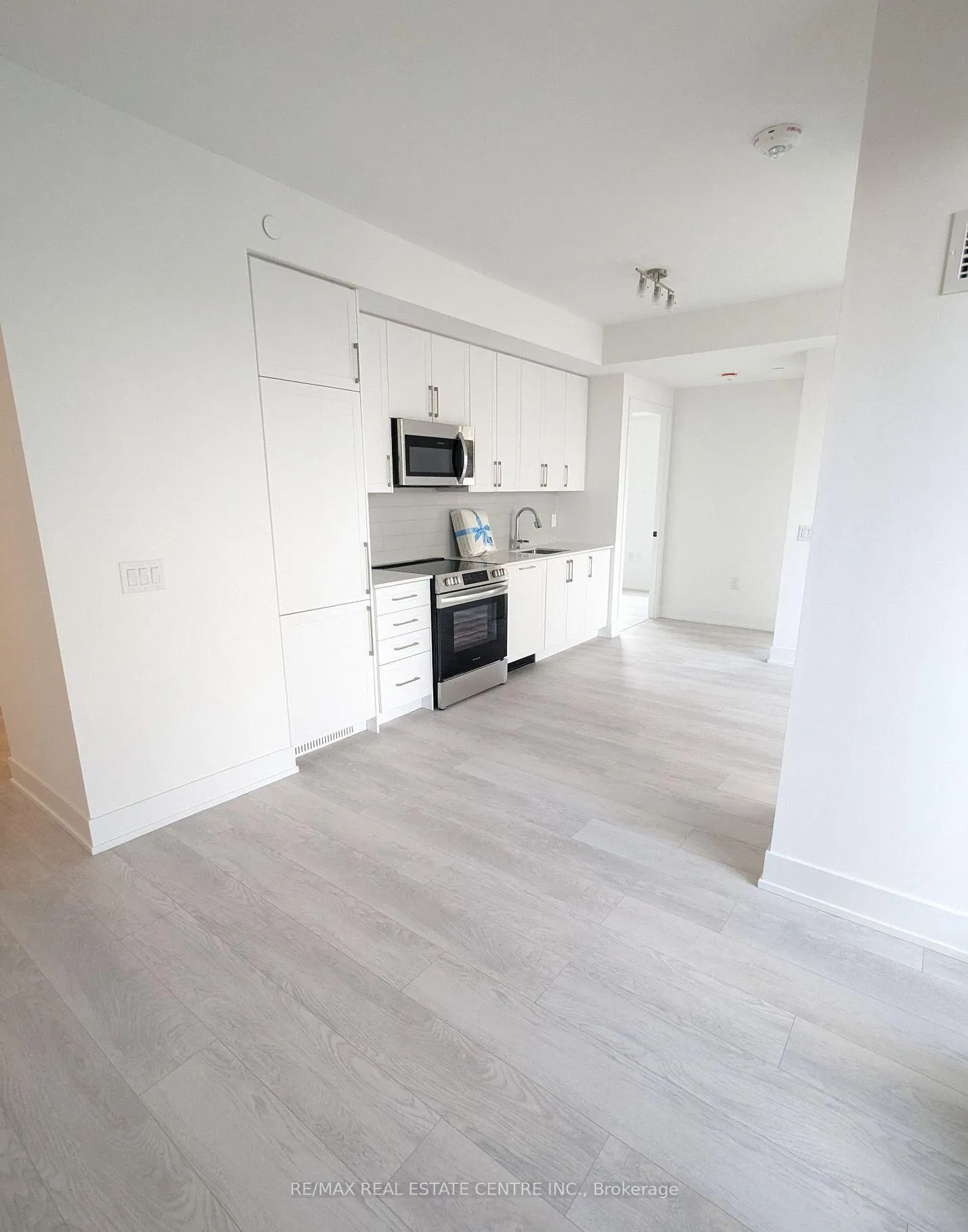 Photo 2 of Unit 305, 2450 Old Bronte Road, Oakville, Westmount — HOMEH