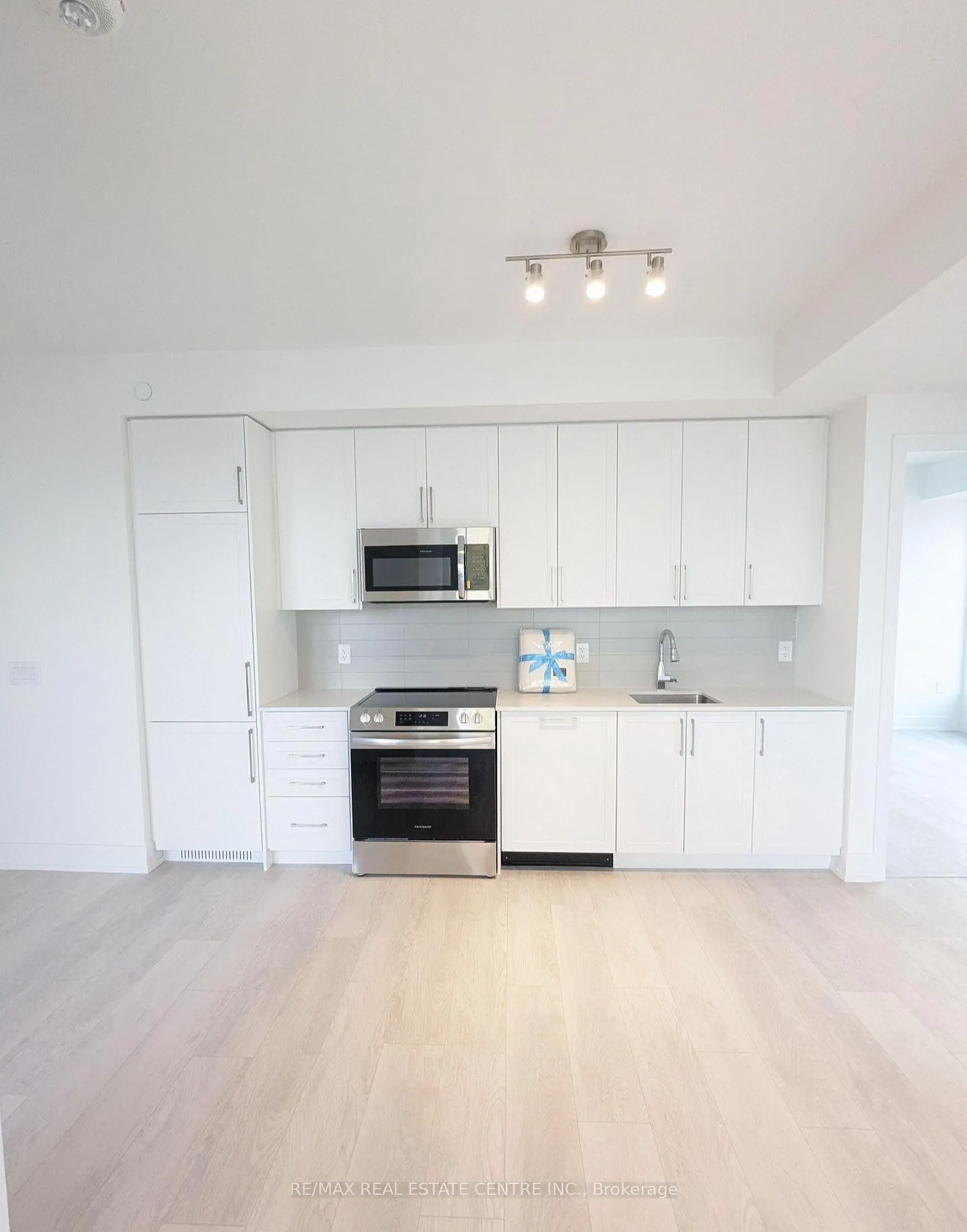 Photo 3 of Unit 305, 2450 Old Bronte Road, Oakville, Westmount — HOMEH