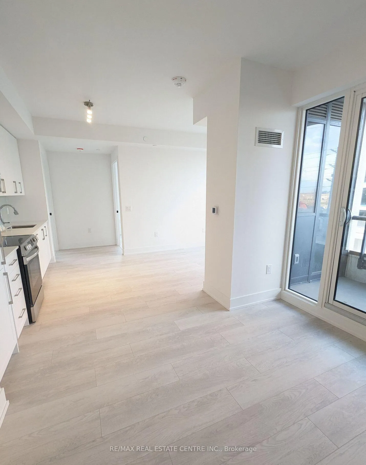 Photo 5 of Unit 305, 2450 Old Bronte Road, Oakville, Westmount — HOMEH