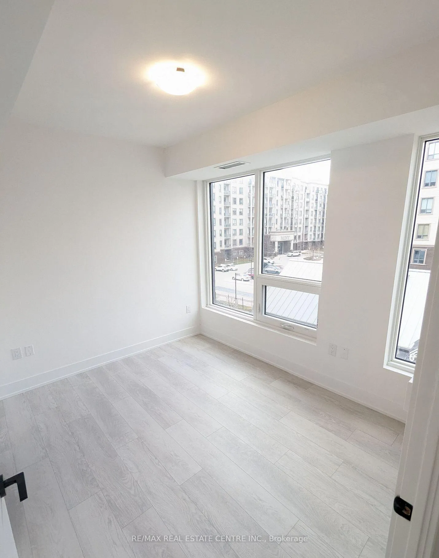 Photo 7 of Unit 305, 2450 Old Bronte Road, Oakville, Westmount — HOMEH