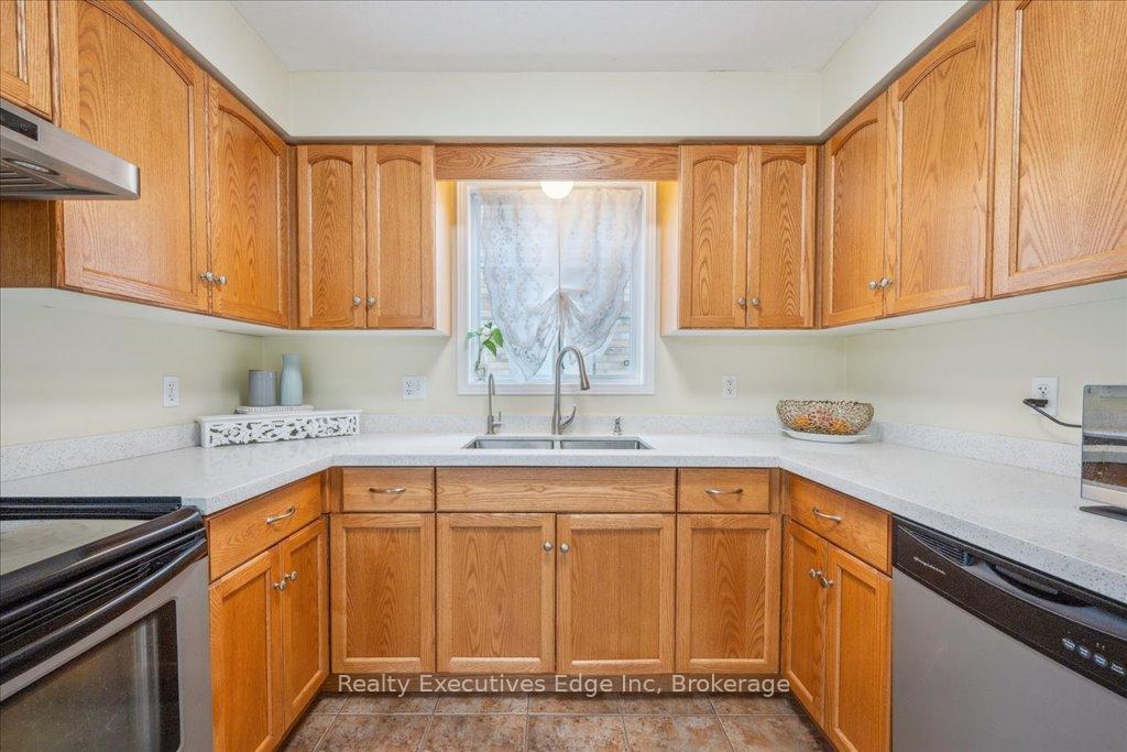 Photo 16 of Unit 5, 210 Dawn Avenue, Guelph, Clairfields/Hanlon Business Park — HOMEH