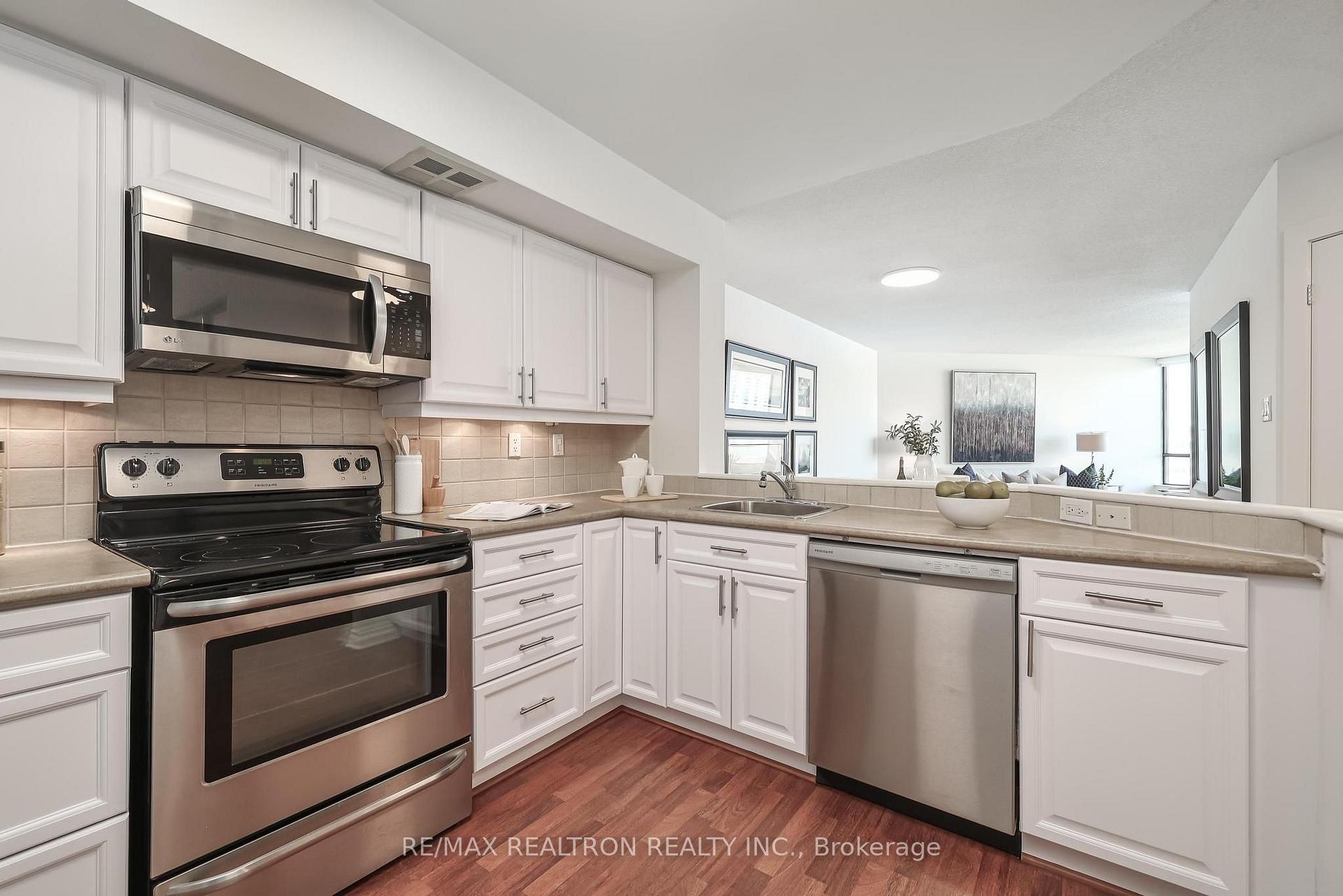 Photo 3 of Unit 901, 7460 Bathurst Street, Vaughan, Brownridge — HOMEH