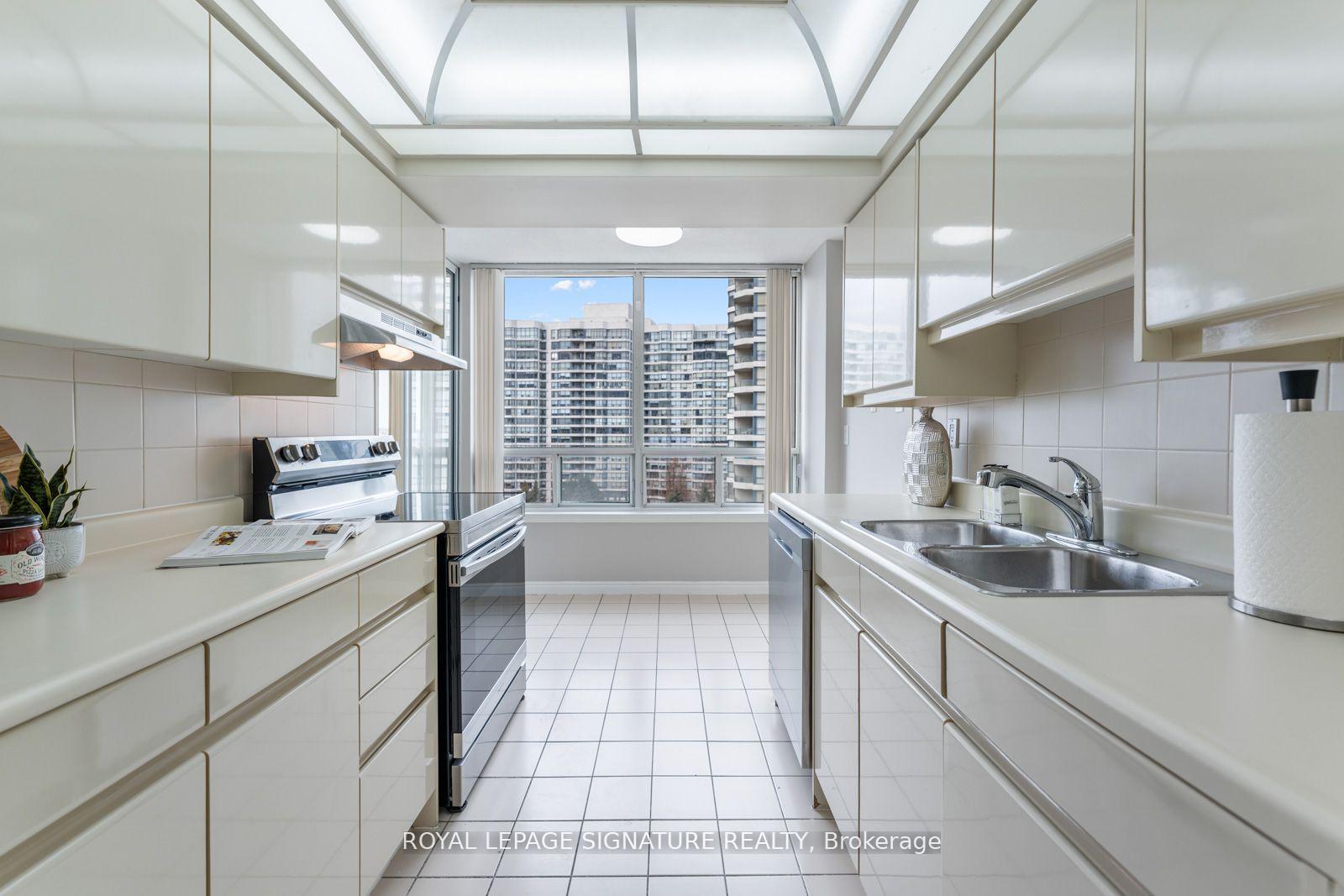 Photo 16 of Unit 601, 7250 Yonge Street, Vaughan, Crestwood-Springfarm-Yorkhill — HOMEH