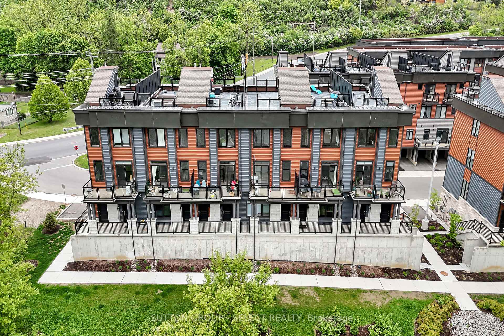 Photo 23 of Unit 7, 2 Willow St N Street, Brant, Paris — HOMEH