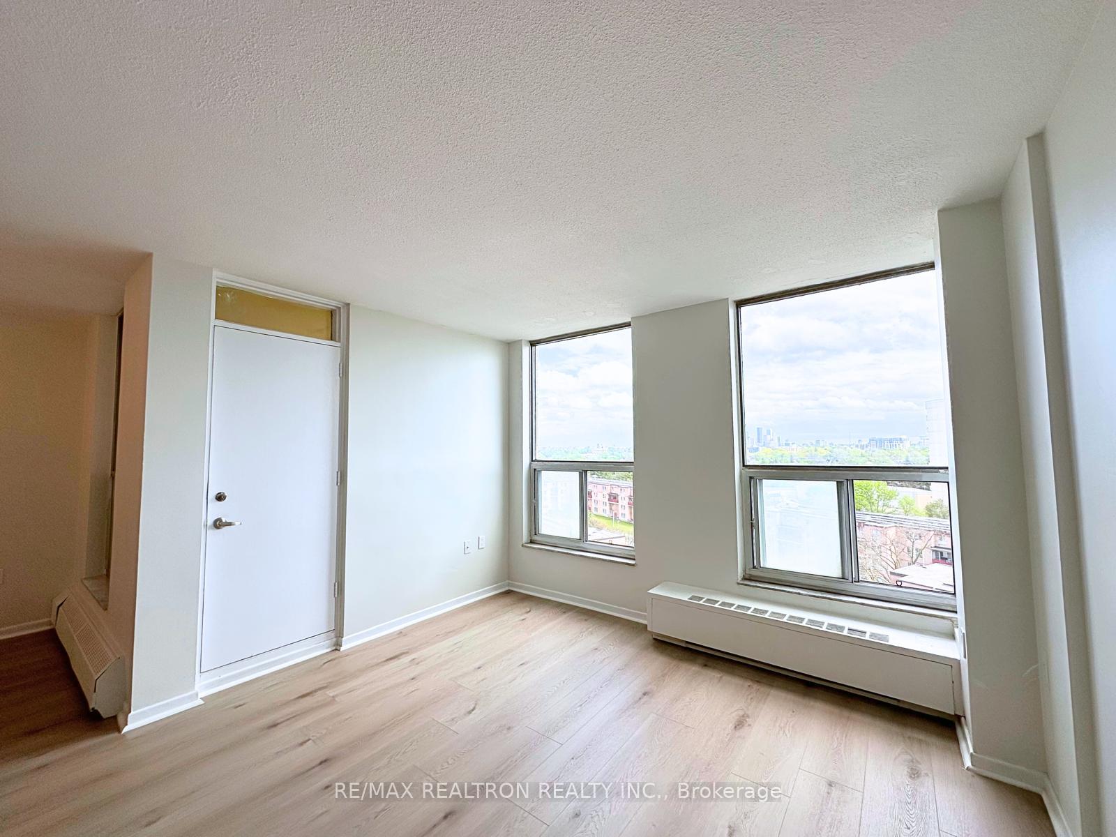 Photo 6 of Unit 903, 130 Neptune Drive, Toronto, Englemount-Lawrence — HOMEH