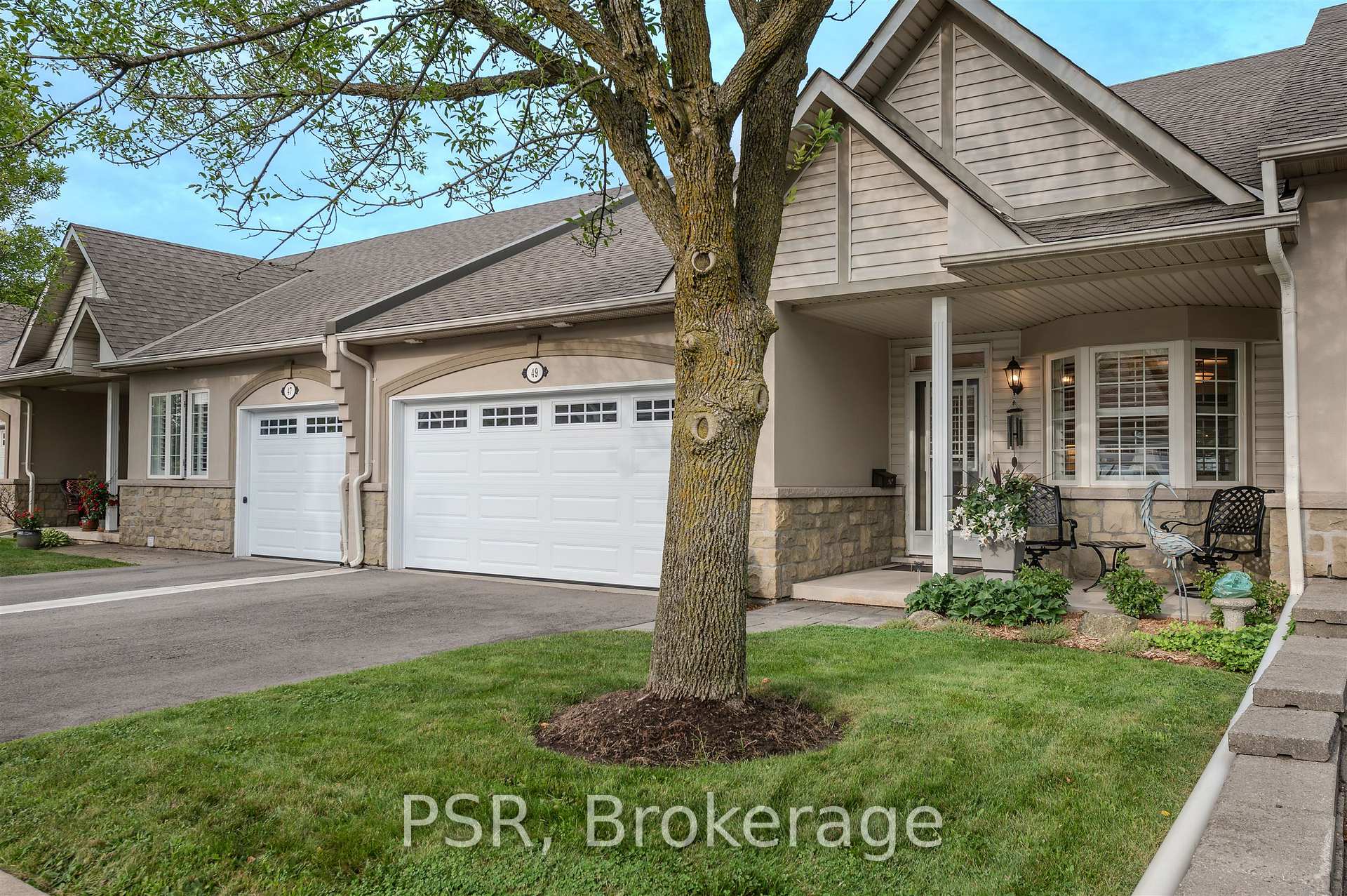 Photo 5 of Unit 49, 212 Stonehenge Drive, Hamilton, Meadowlands — HOMEH