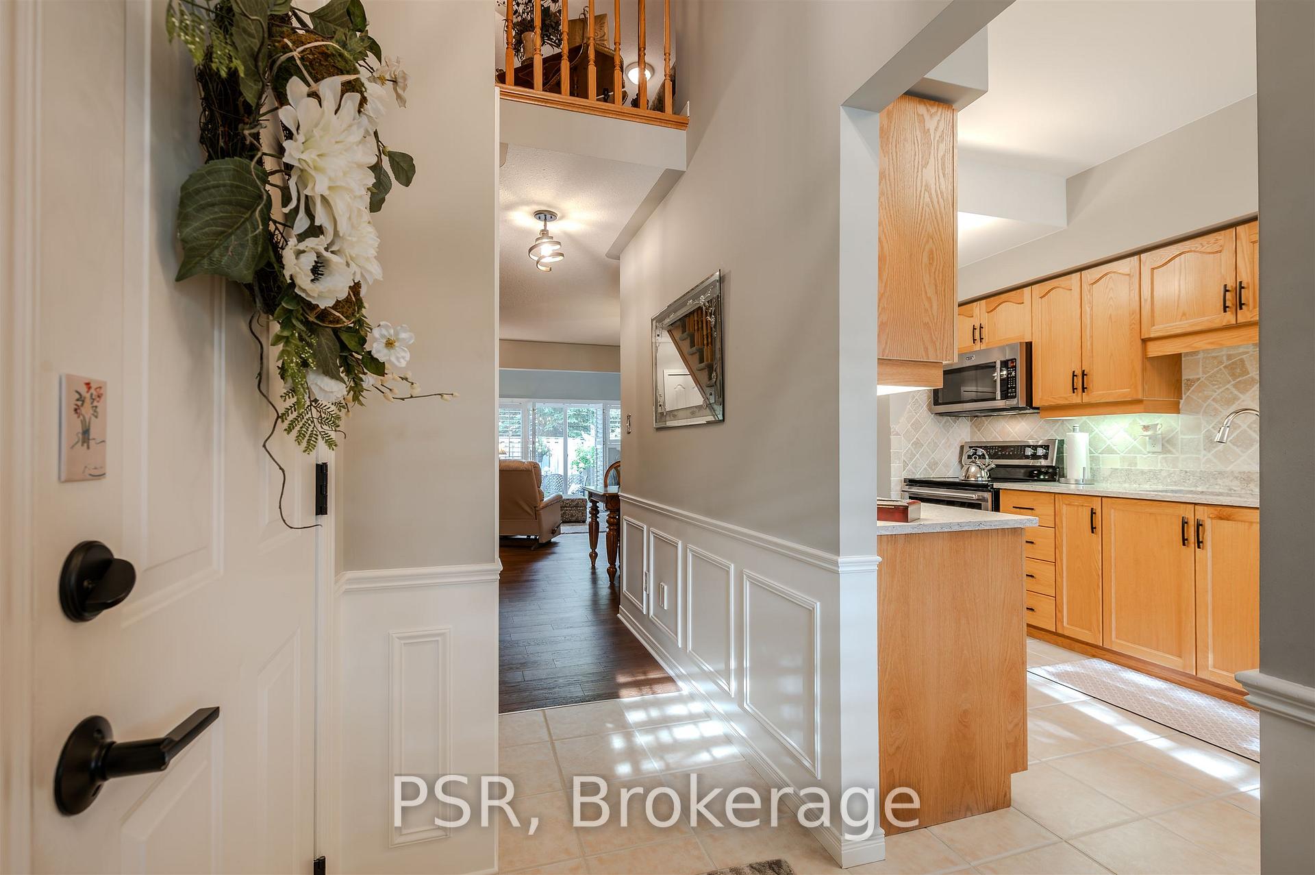 Photo 4 of Unit 49, 212 Stonehenge Drive, Hamilton, Meadowlands — HOMEH