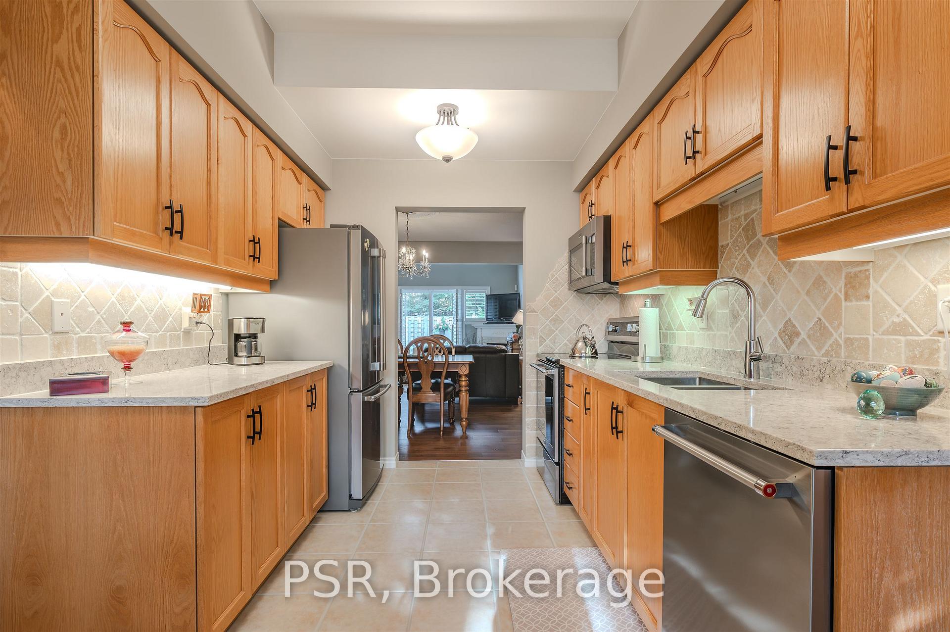 Photo 6 of Unit 49, 212 Stonehenge Drive, Hamilton, Meadowlands — HOMEH