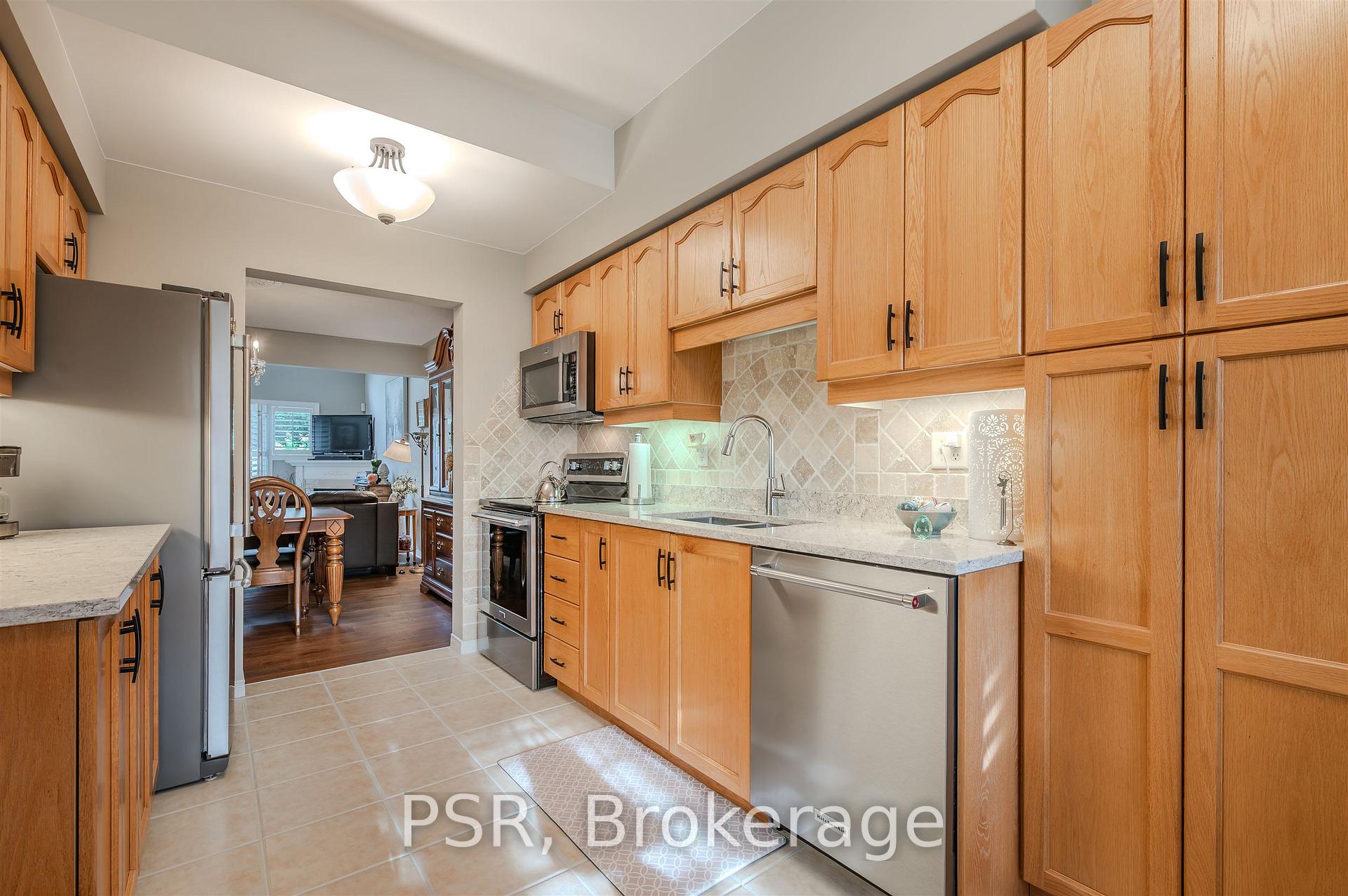 Photo 3 of Unit 49, 212 Stonehenge Drive, Hamilton, Meadowlands — HOMEH