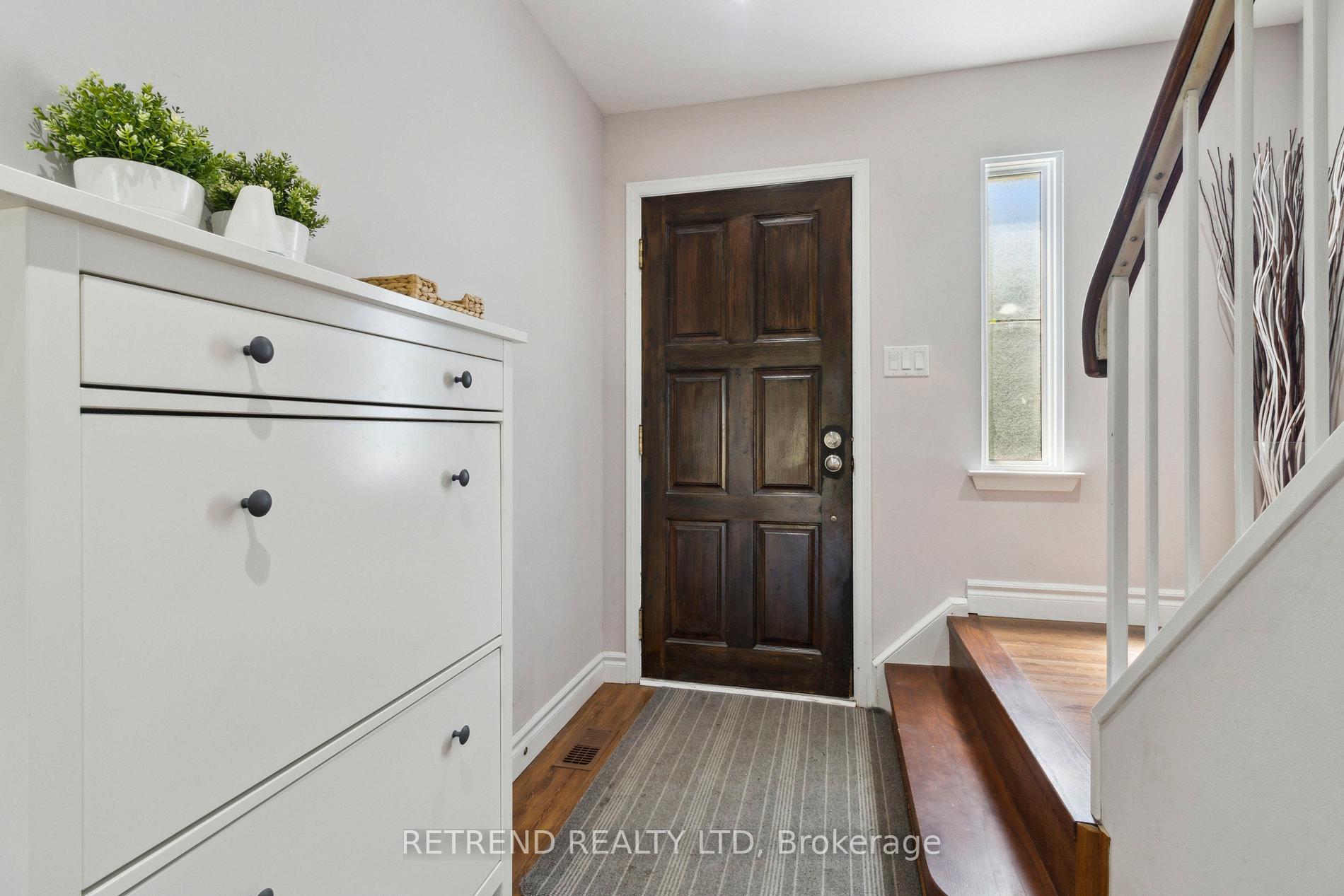 Photo 2 of 8 Niles Way, Markham, Aileen-Willowbrook — HOMEH