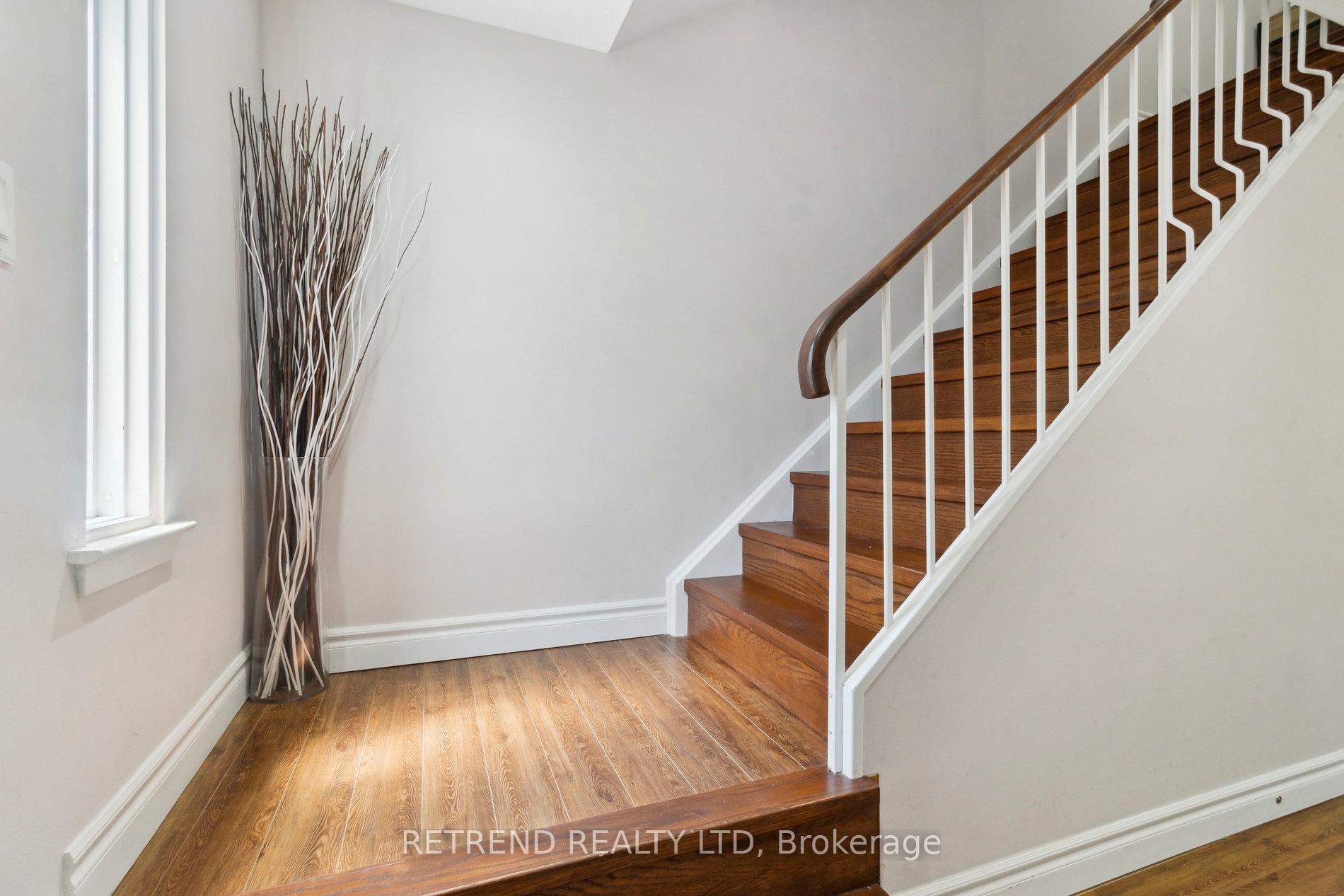 Photo 3 of 8 Niles Way, Markham, Aileen-Willowbrook — HOMEH