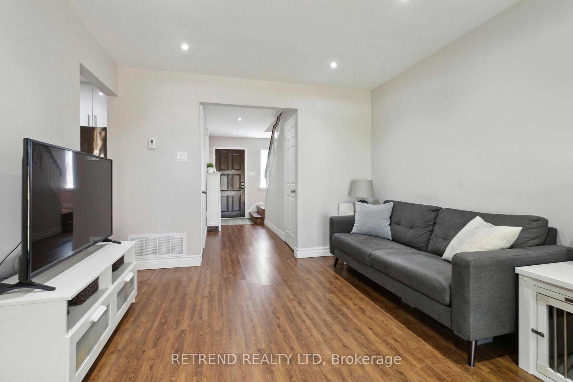 Photo 4 of 8 Niles Way, Markham, Aileen-Willowbrook — HOMEH