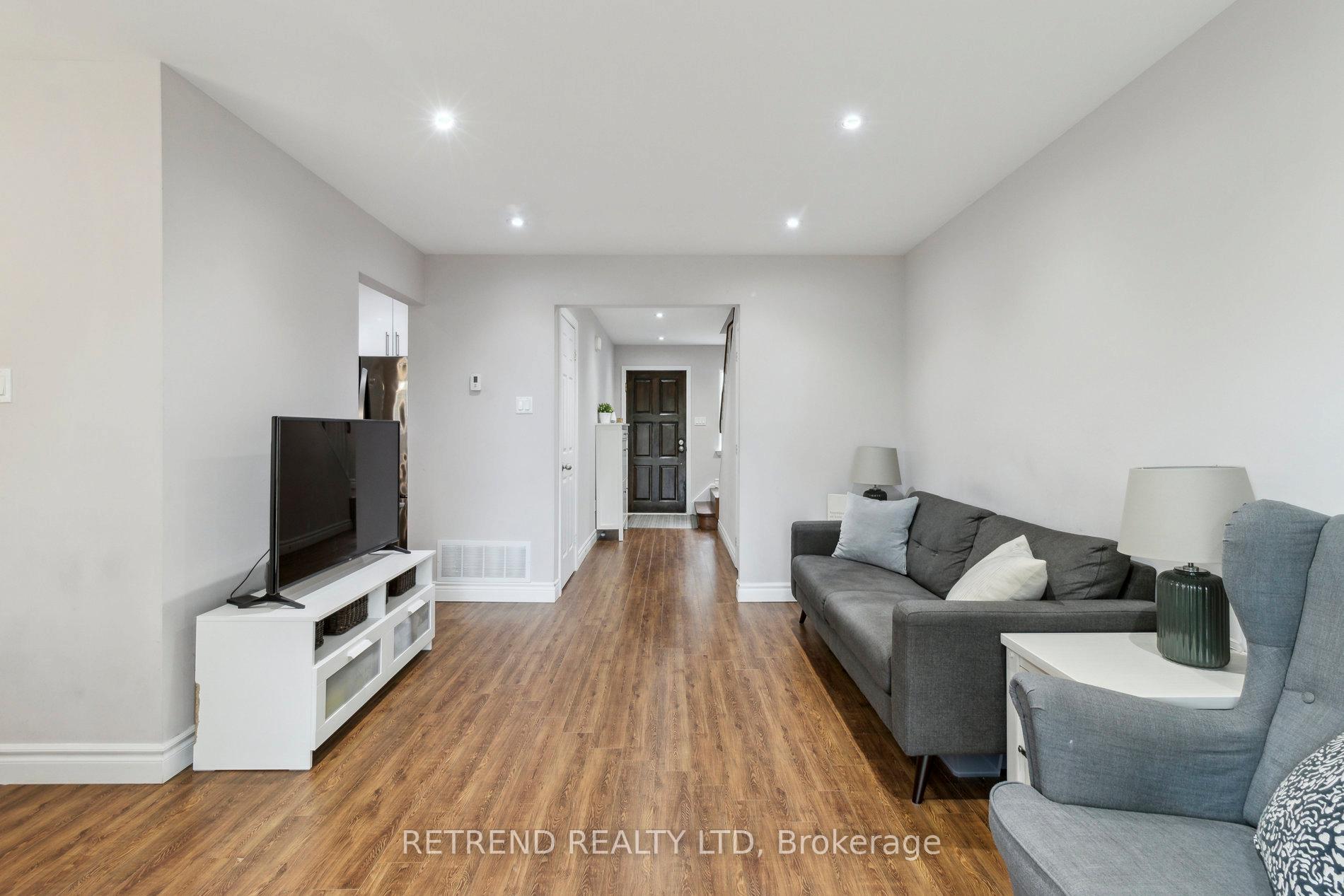 Photo 11 of 8 Niles Way, Markham, Aileen-Willowbrook — HOMEH