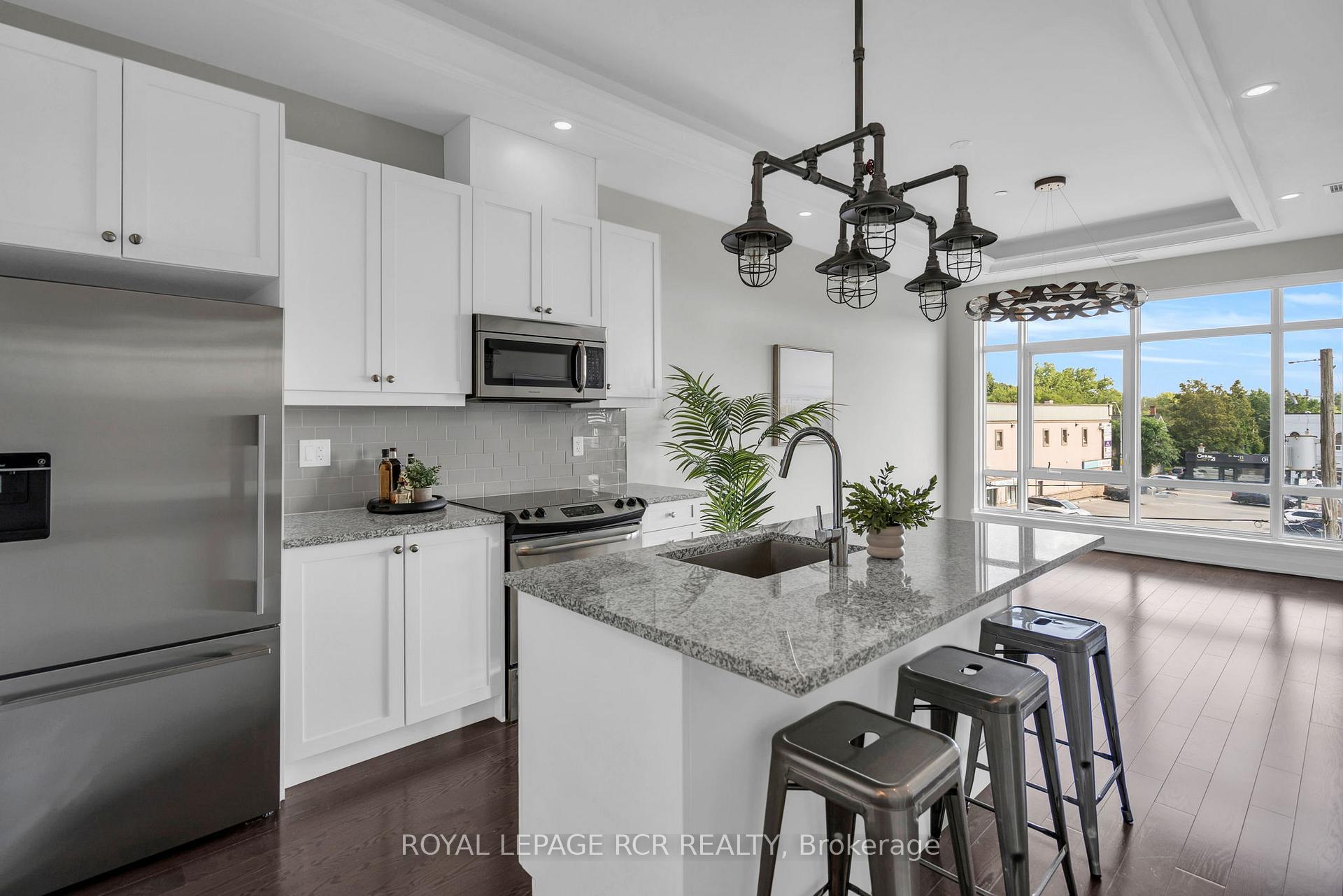 Photo 3 of Unit 409, 15277 Yonge Street, Aurora, Aurora Village — HOMEH