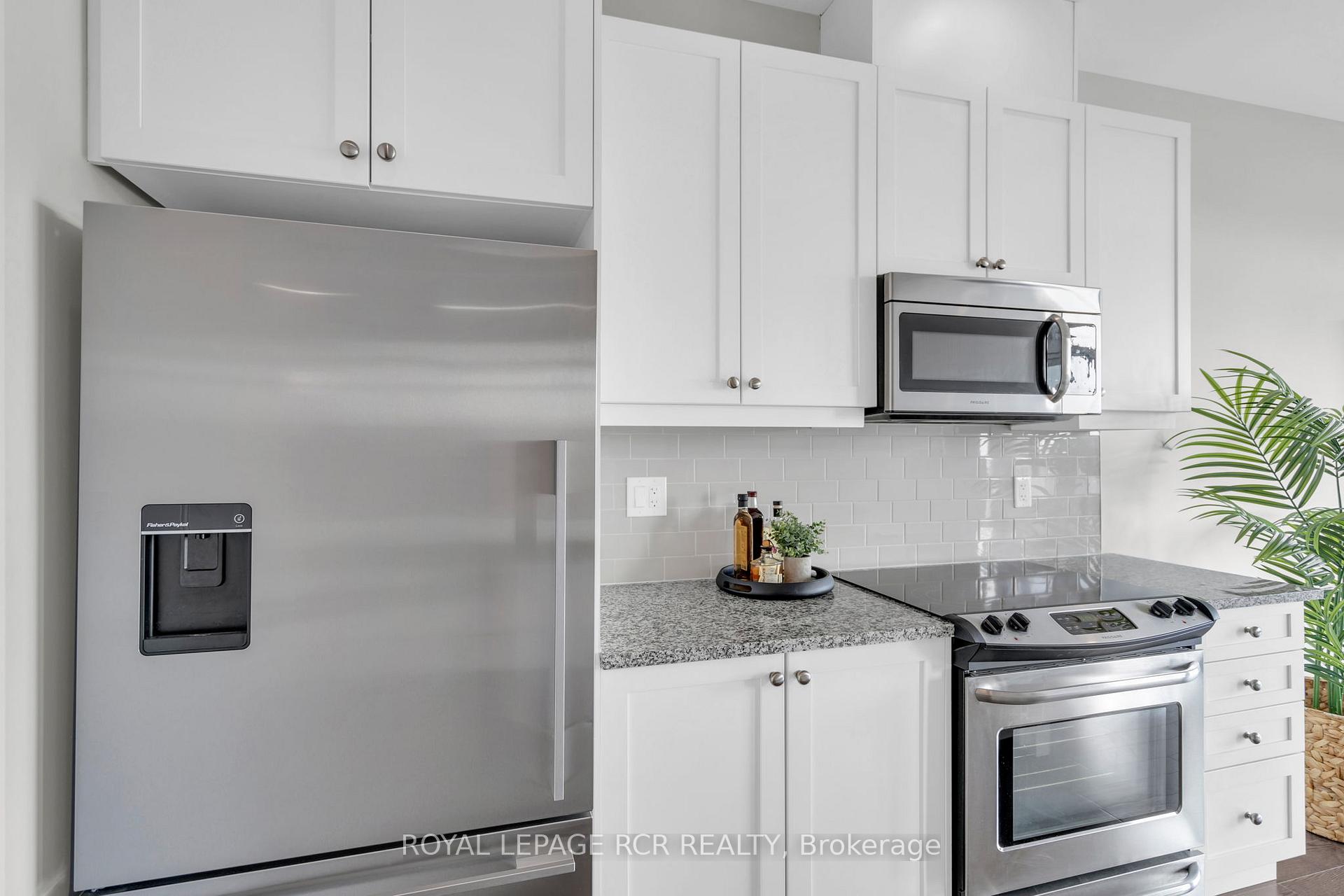 Photo 4 of Unit 409, 15277 Yonge Street, Aurora, Aurora Village — HOMEH