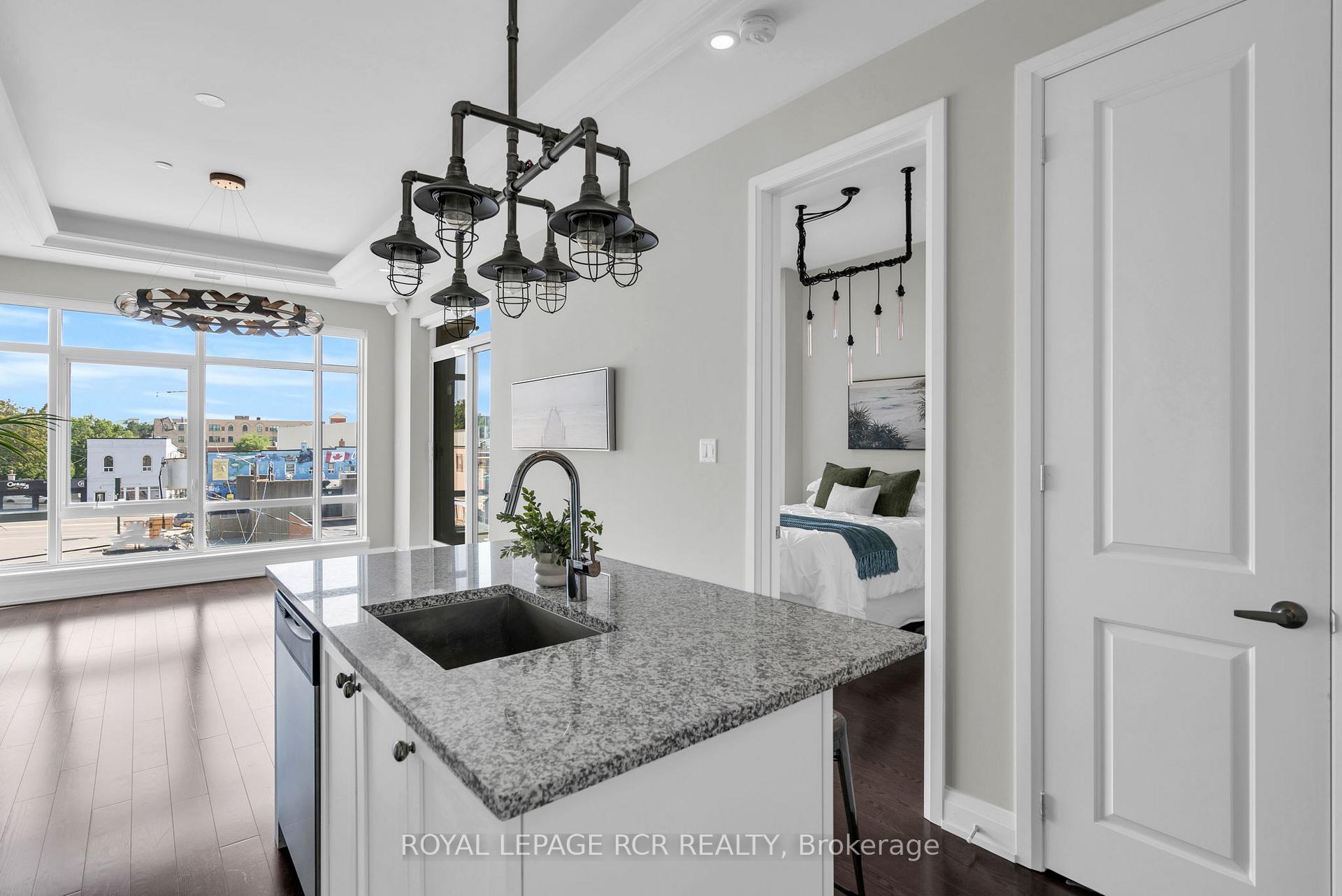Photo 5 of Unit 409, 15277 Yonge Street, Aurora, Aurora Village — HOMEH