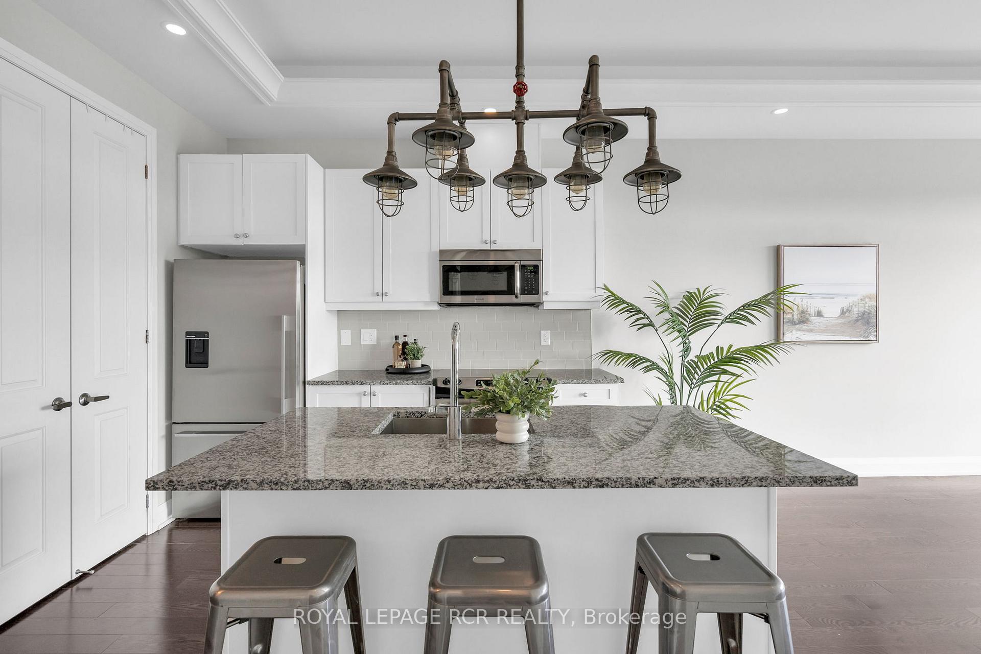 Photo 10 of Unit 409, 15277 Yonge Street, Aurora, Aurora Village — HOMEH