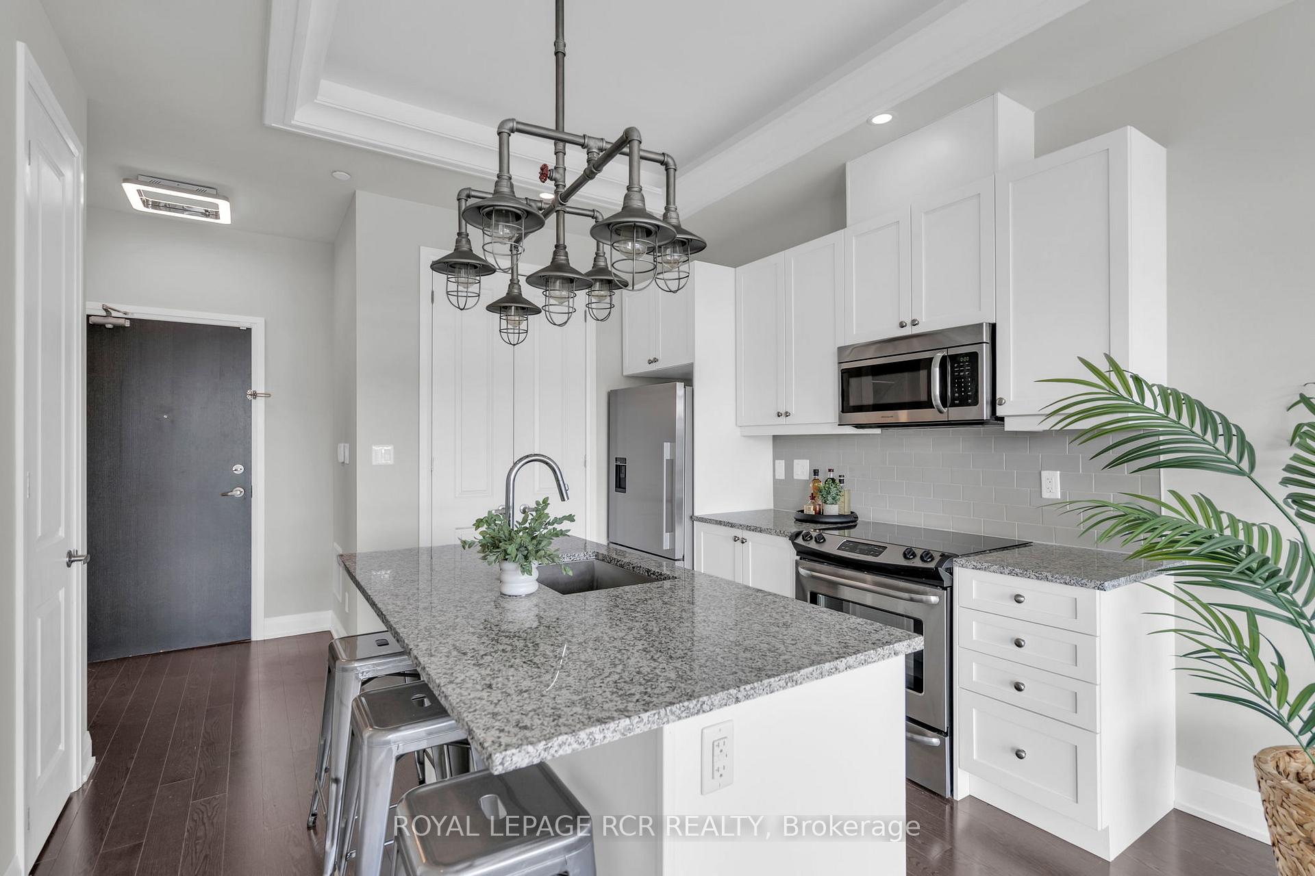 Photo 14 of Unit 409, 15277 Yonge Street, Aurora, Aurora Village — HOMEH