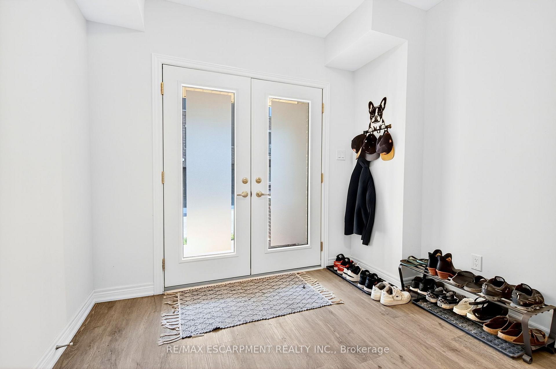 Photo 3 of 27 Dryden Lane, Hamilton, McQuesten — HOMEH