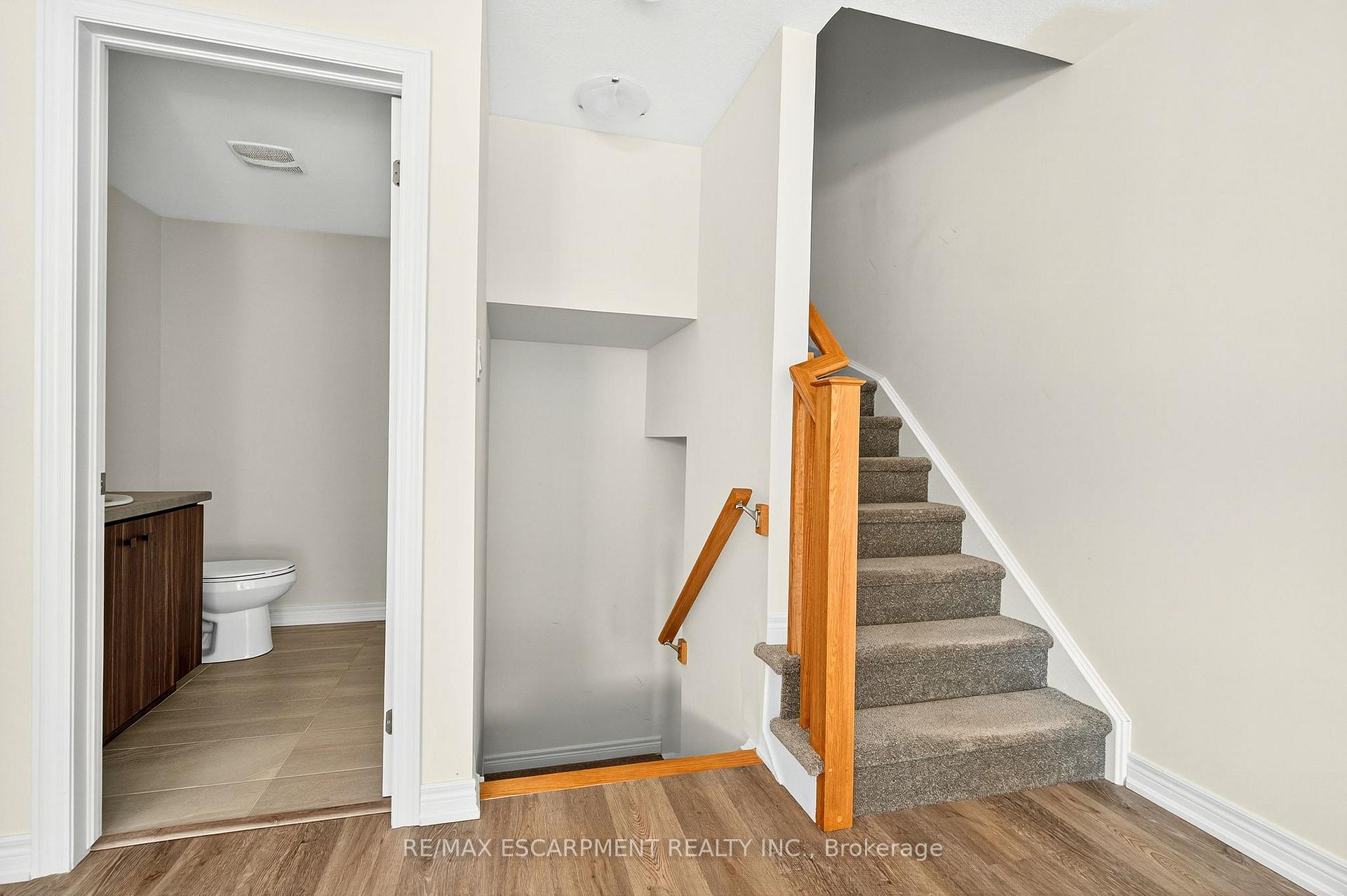 Photo 2 of 27 Dryden Lane, Hamilton, McQuesten — HOMEH