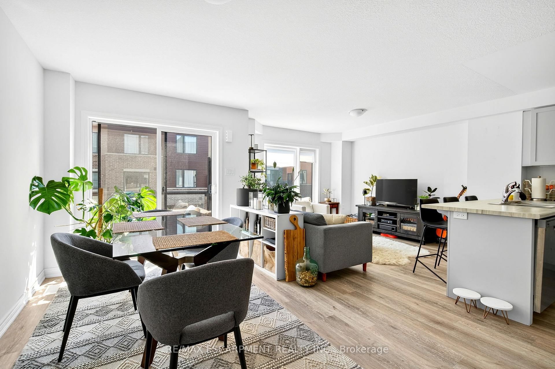 Photo 4 of 27 Dryden Lane, Hamilton, McQuesten — HOMEH