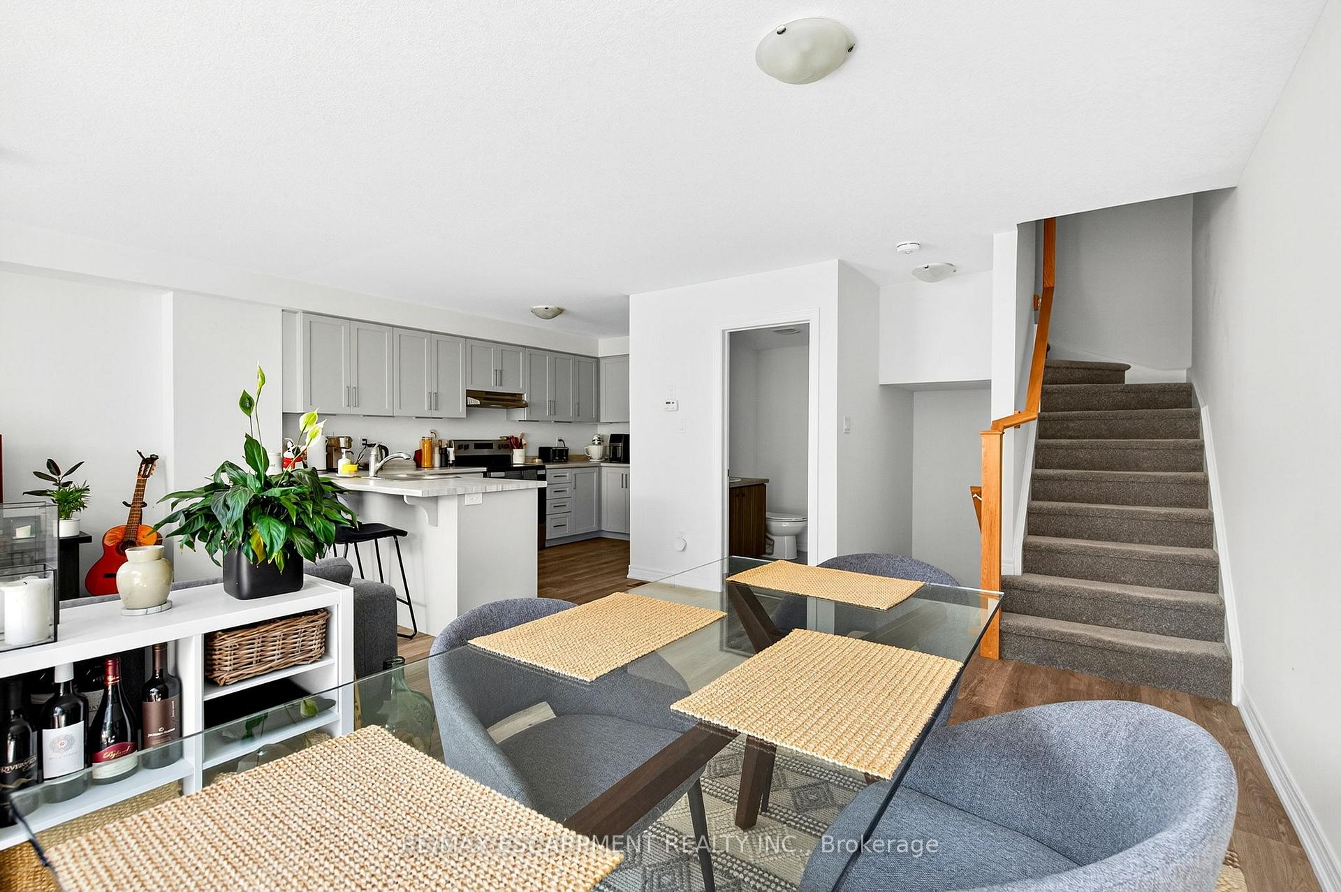 Photo 6 of 27 Dryden Lane, Hamilton, McQuesten — HOMEH