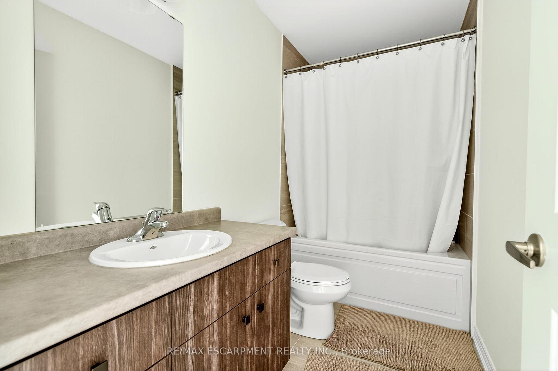 Photo 23 of 27 Dryden Lane, Hamilton, McQuesten — HOMEH