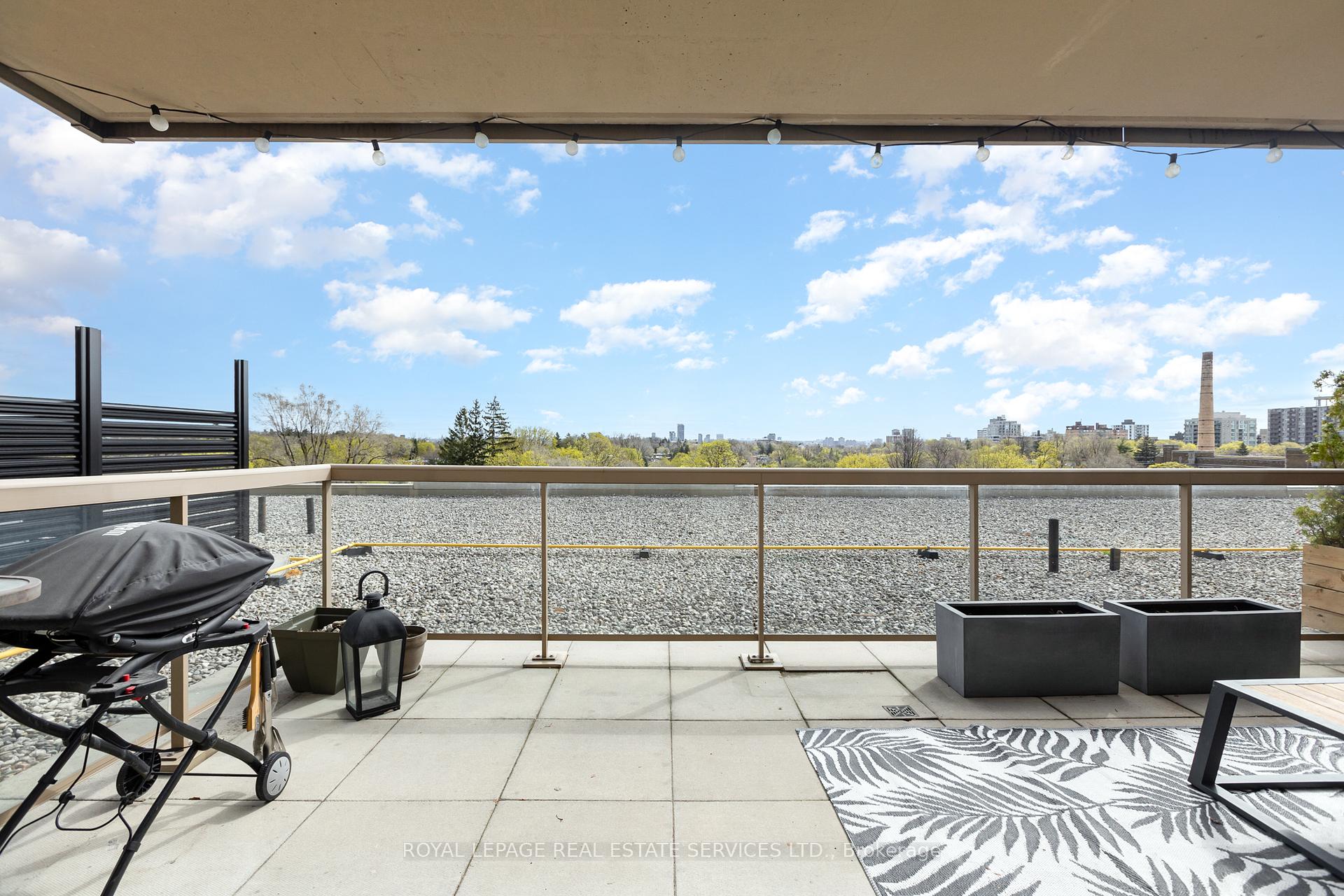 Photo 4 of Unit 707, 900 Mount Pleasant Road, Toronto, Mount Pleasant West — HOMEH
