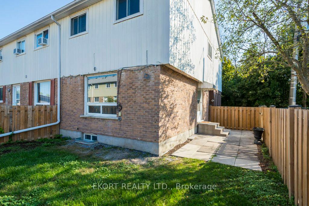 Front of Unit 6, 11 Tracey Park Drive