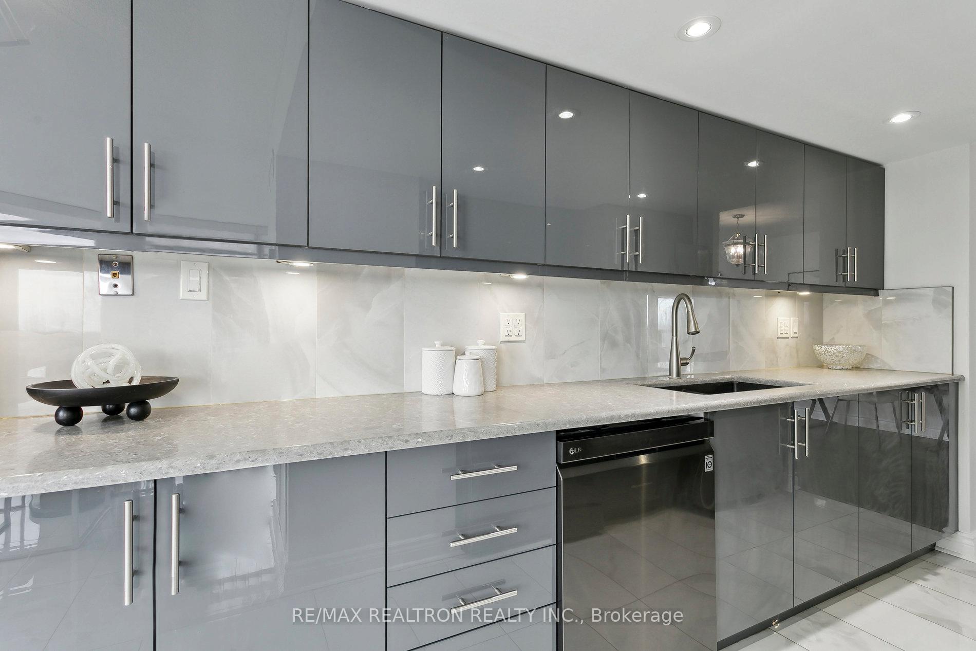 Photo 31 of Unit 1017, 5 Rowntree Road, Etobicoke, Mount Olive-Silverstone-Jamestown — HOMEH