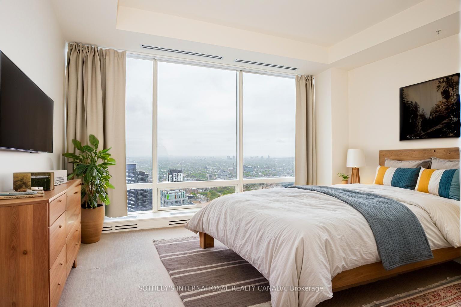 Photo 2 of Unit 5503, 180 University Avenue, Toronto, University — HOMEH