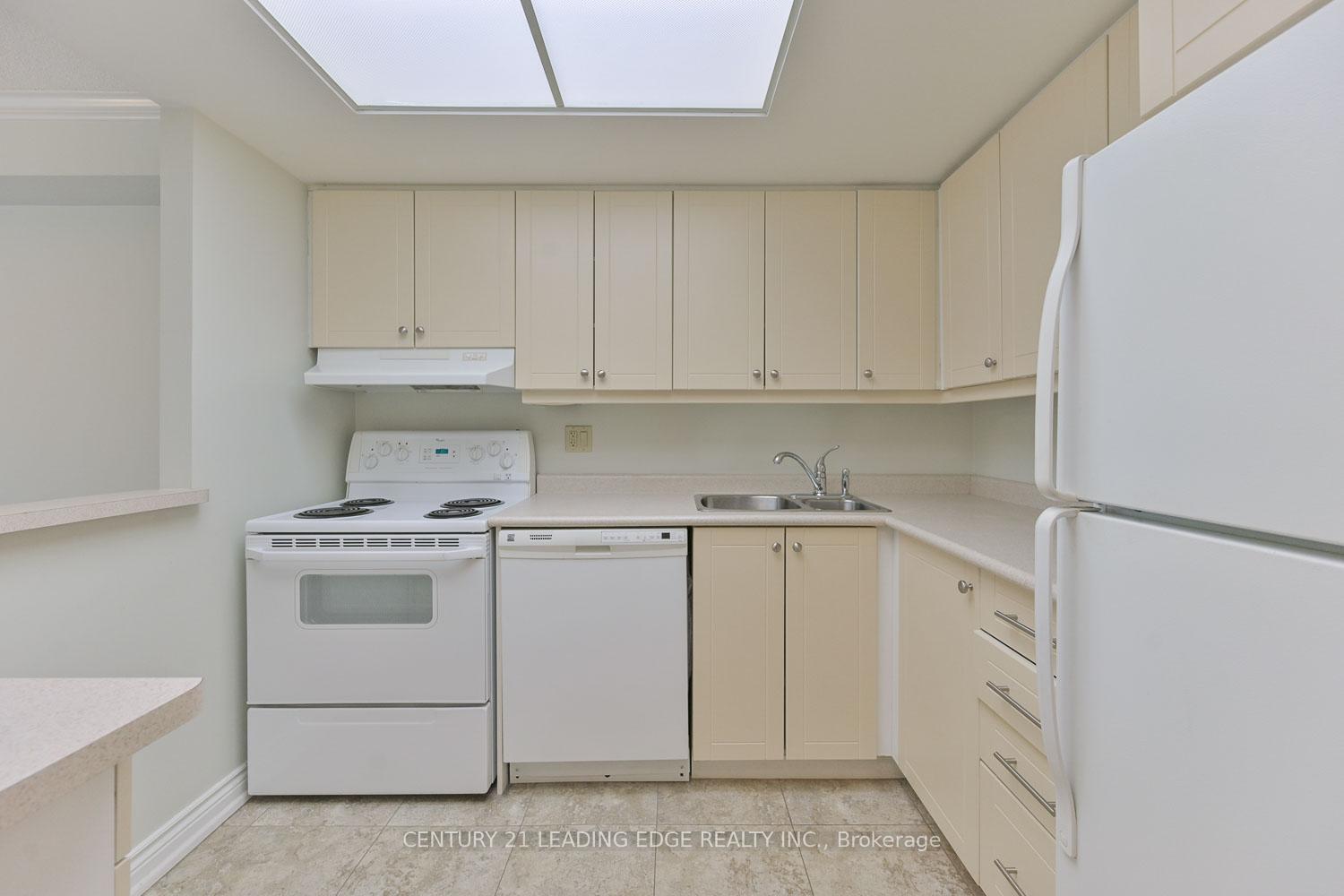Photo 5 of Unit 324, 100 Anna Russell Way, Markham, Unionville — HOMEH
