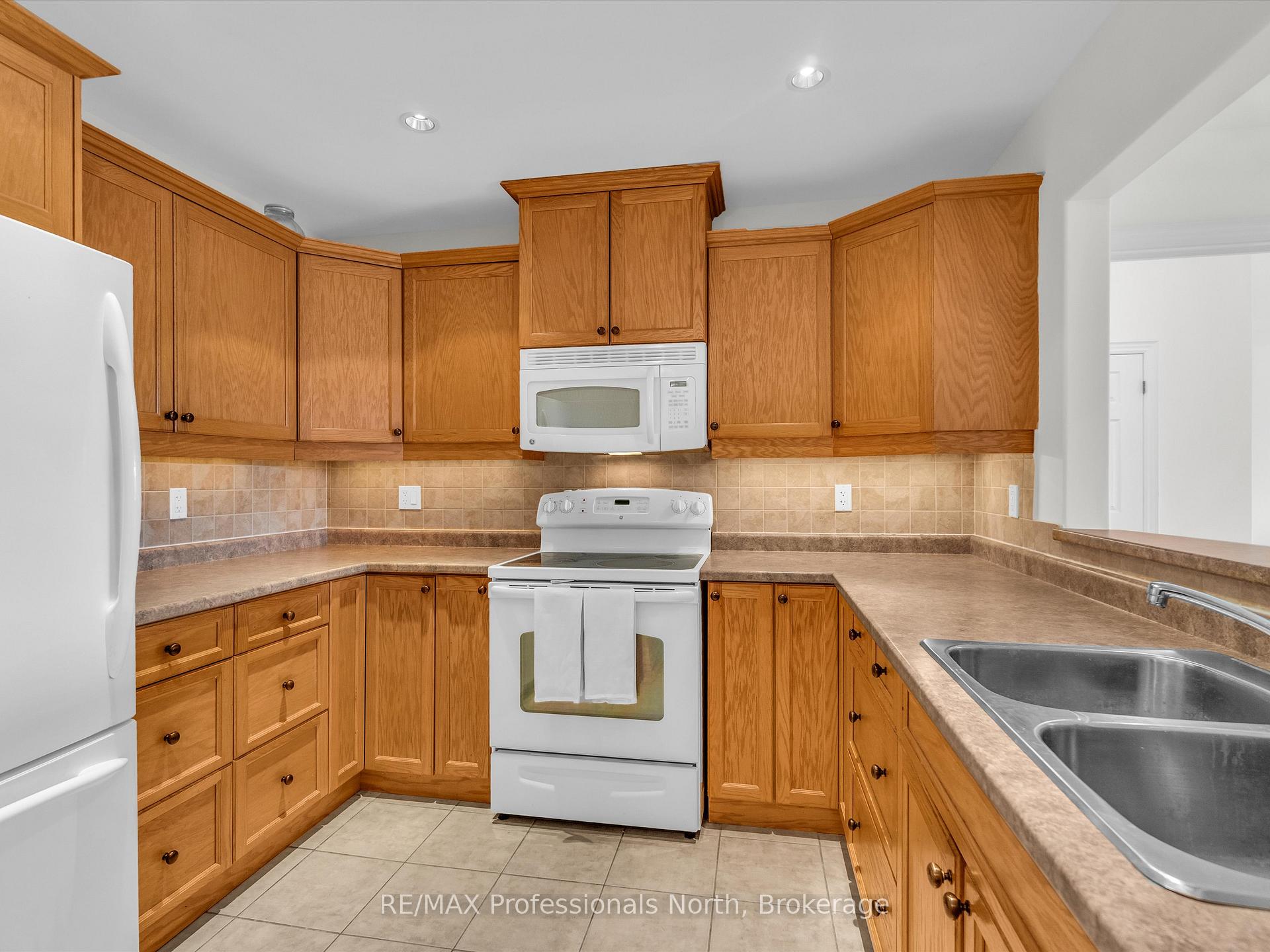 Photo 8 of Unit 305, 130 Steamship Bay Road, Gravenhurst, Muskoka (S) — HOMEH