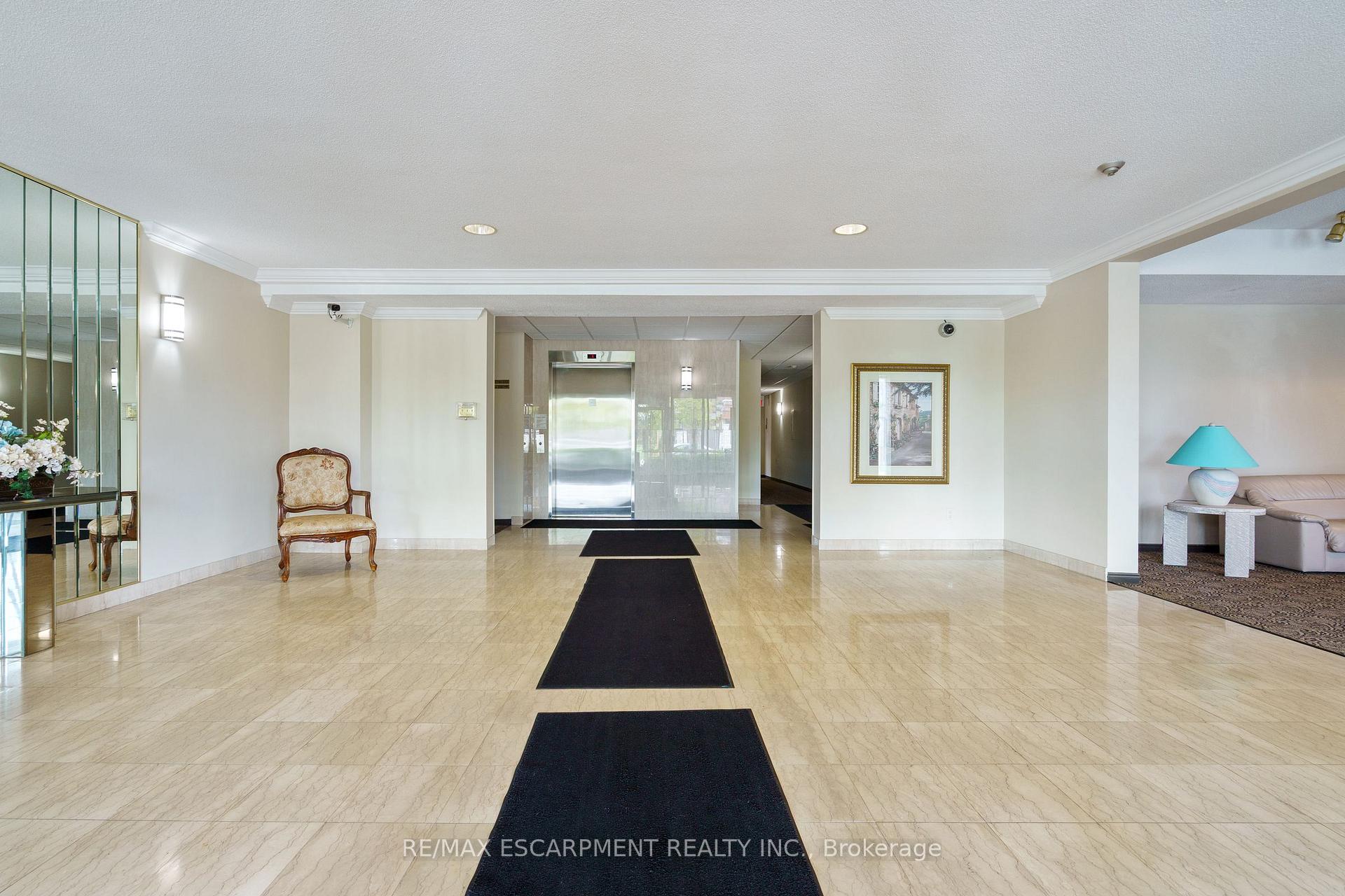 Photo 3 of Unit 213, 416 Limeridge Road E, Hamilton, Bruleville — HOMEH