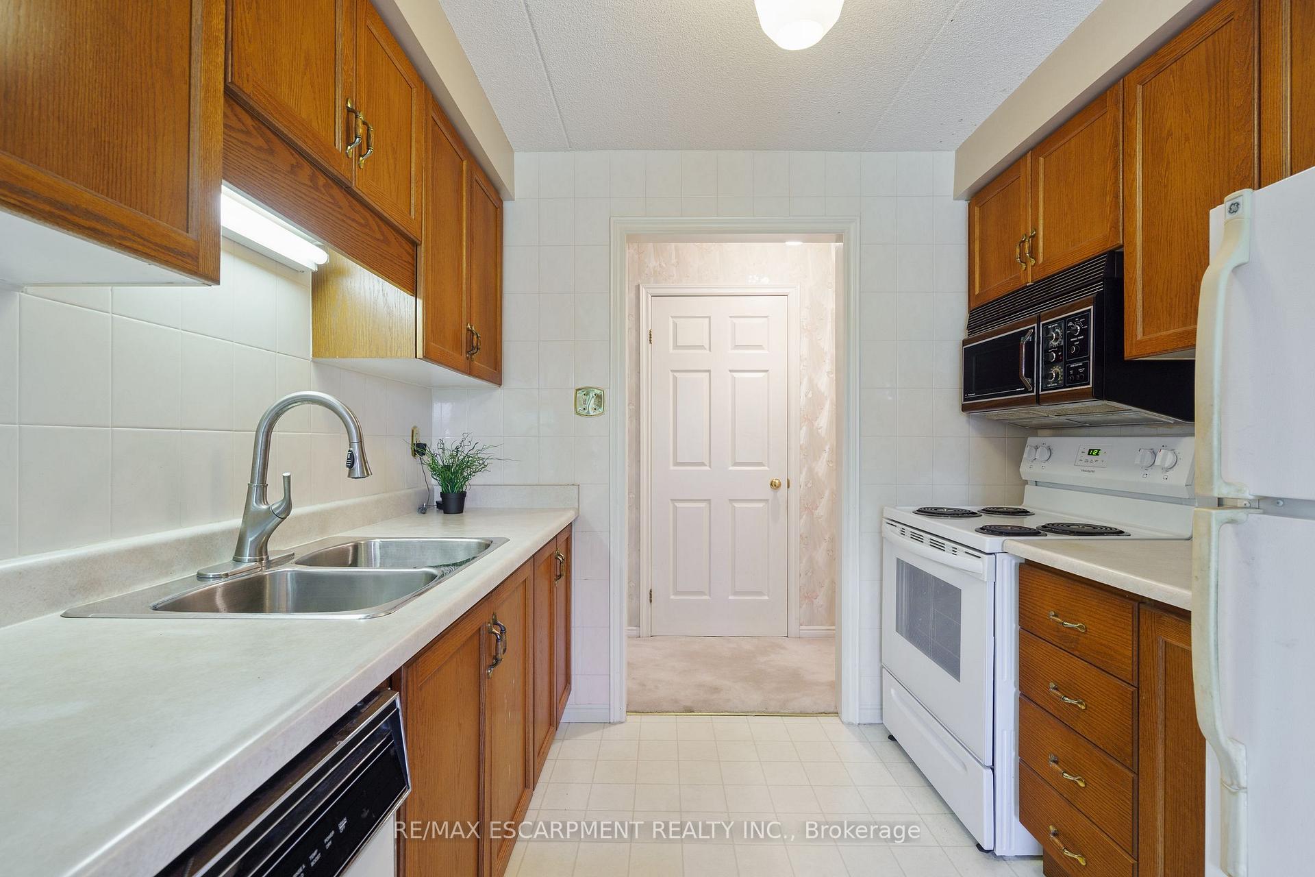Photo 8 of Unit 213, 416 Limeridge Road E, Hamilton, Bruleville — HOMEH