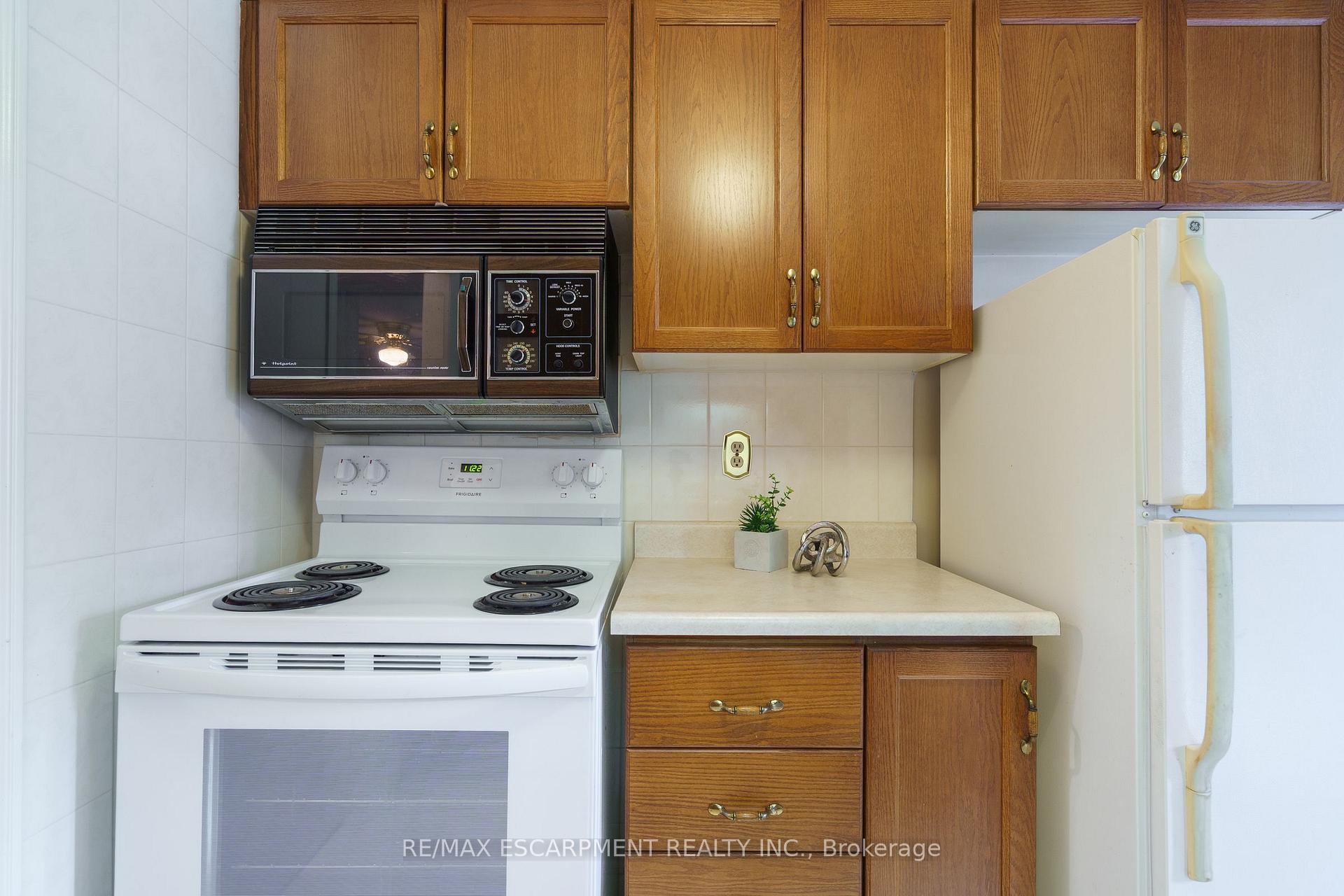 Photo 9 of Unit 213, 416 Limeridge Road E, Hamilton, Bruleville — HOMEH