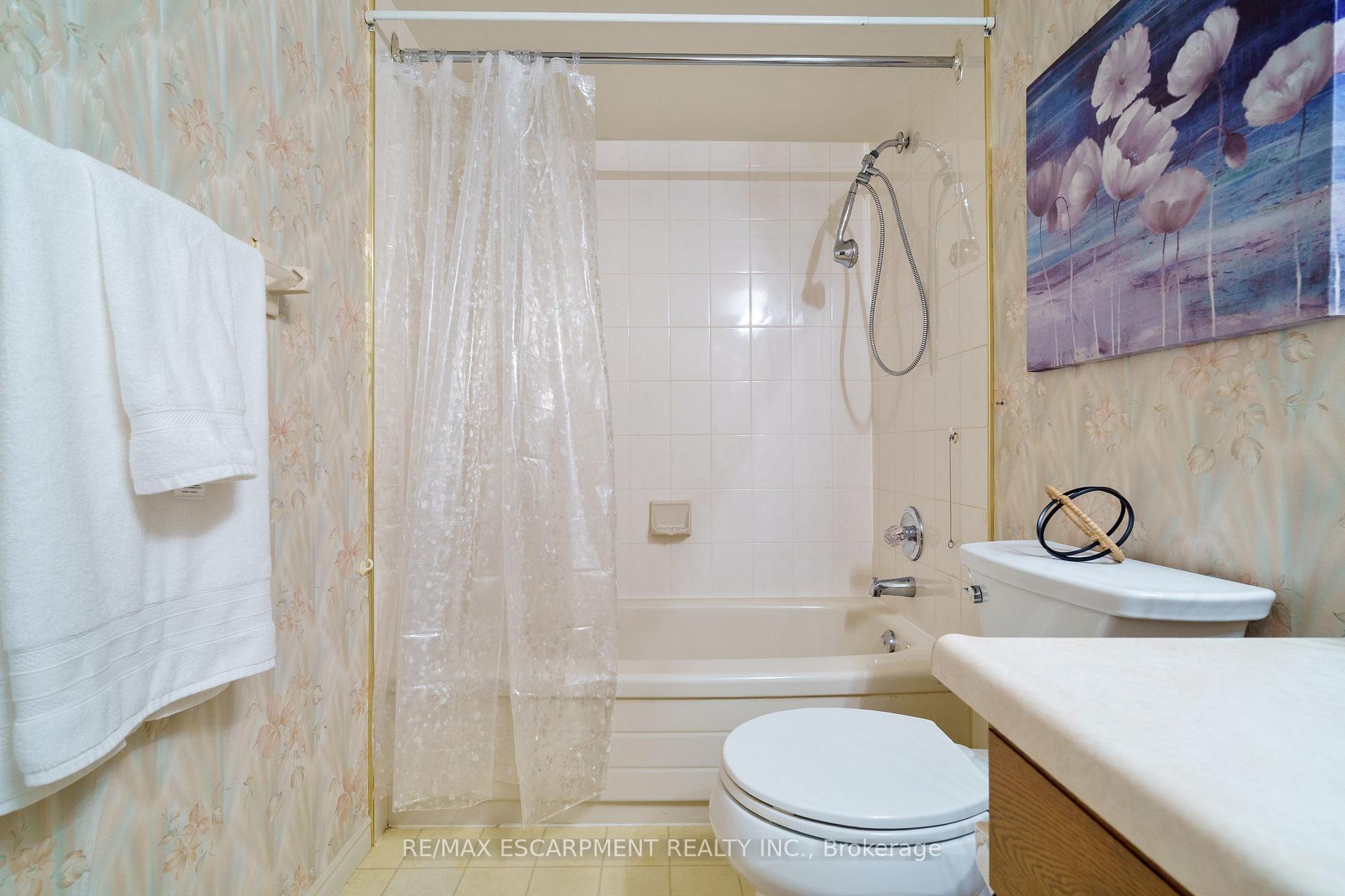Photo 17 of Unit 213, 416 Limeridge Road E, Hamilton, Bruleville — HOMEH